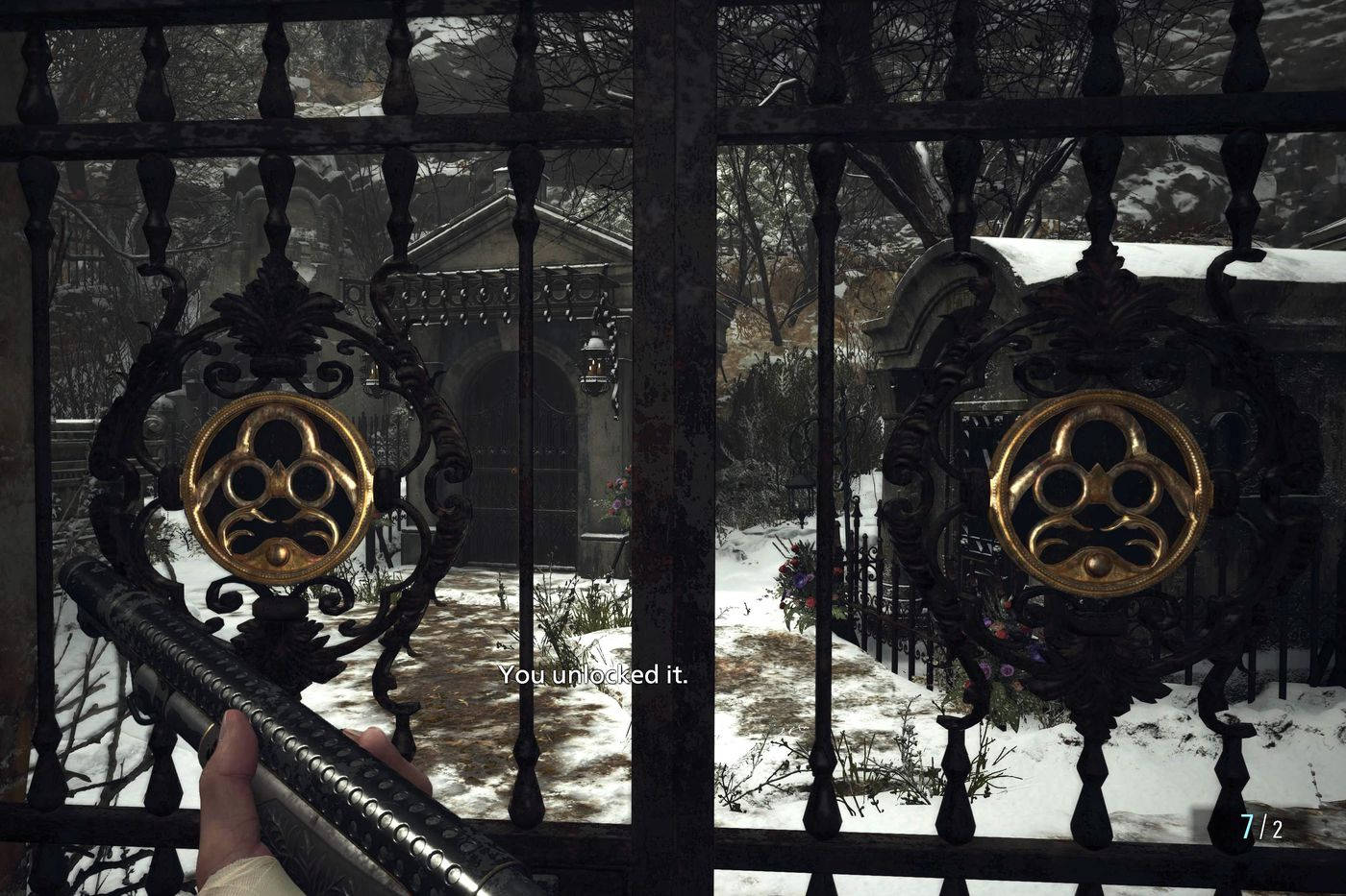 玩家在雪地墓地解鎖華麗的鐵門，手持霰彈槍。