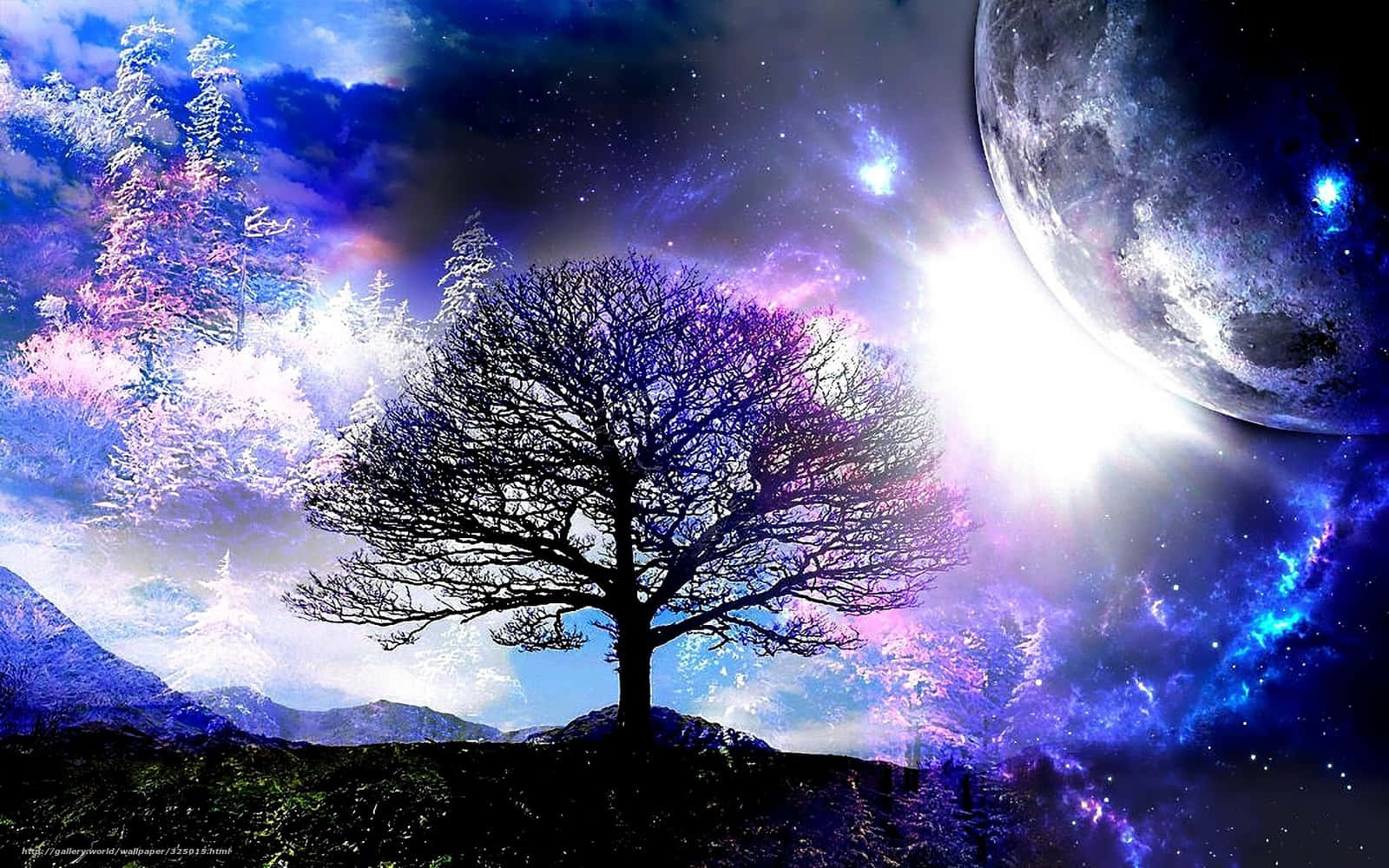 一棵孤獨的樹在充滿活力的宇宙天空下剪影，伴隨著一輪大月亮和發光的星雲。