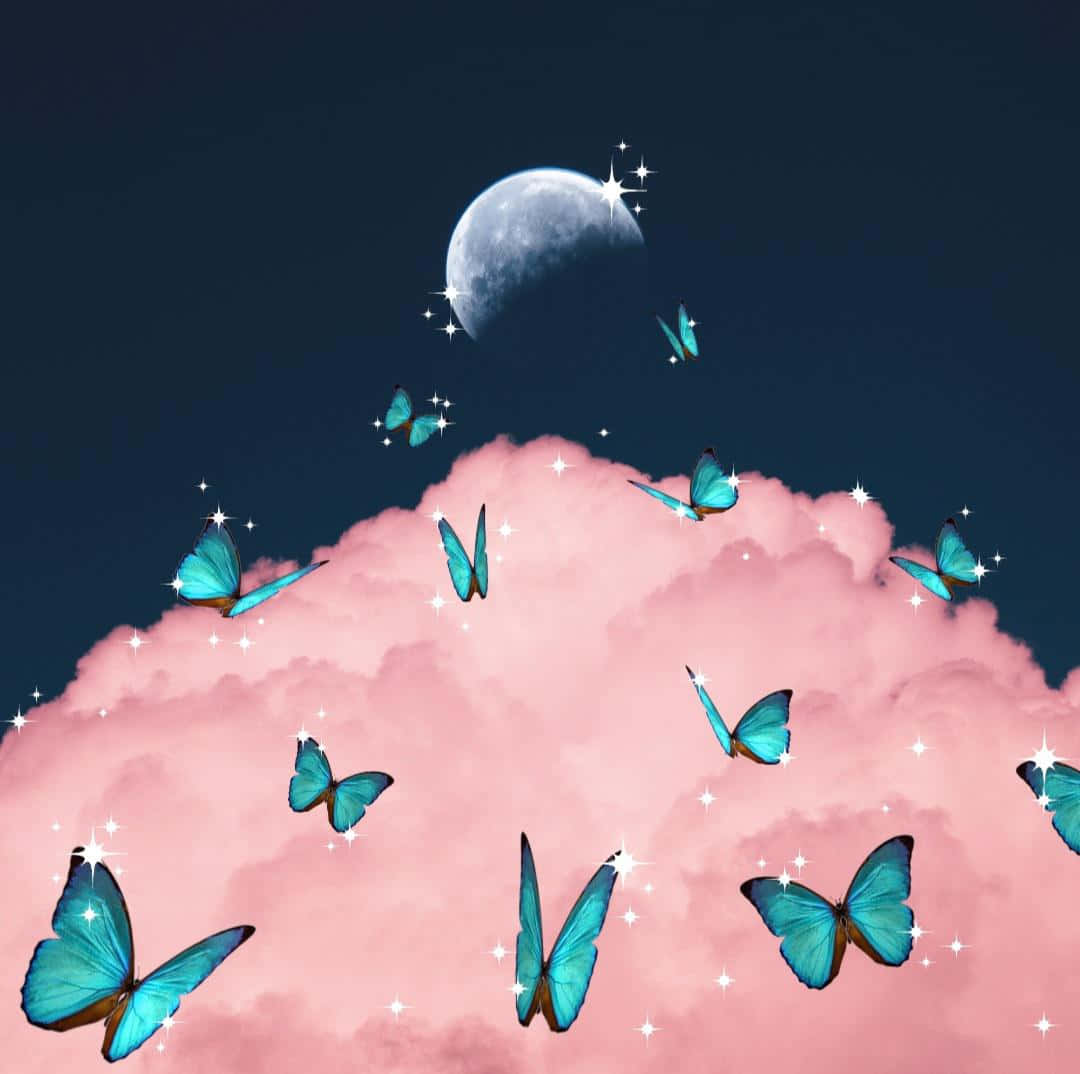 藍色蝴蝶在星空下的粉紅雲朵上方靠近月亮飛翔。