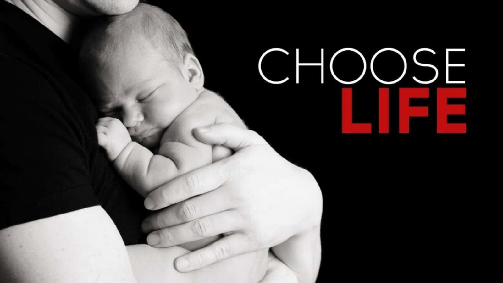 一位成人抱著熟睡的嬰兒，上面有紅色文字「CHOOSE LIFE」。