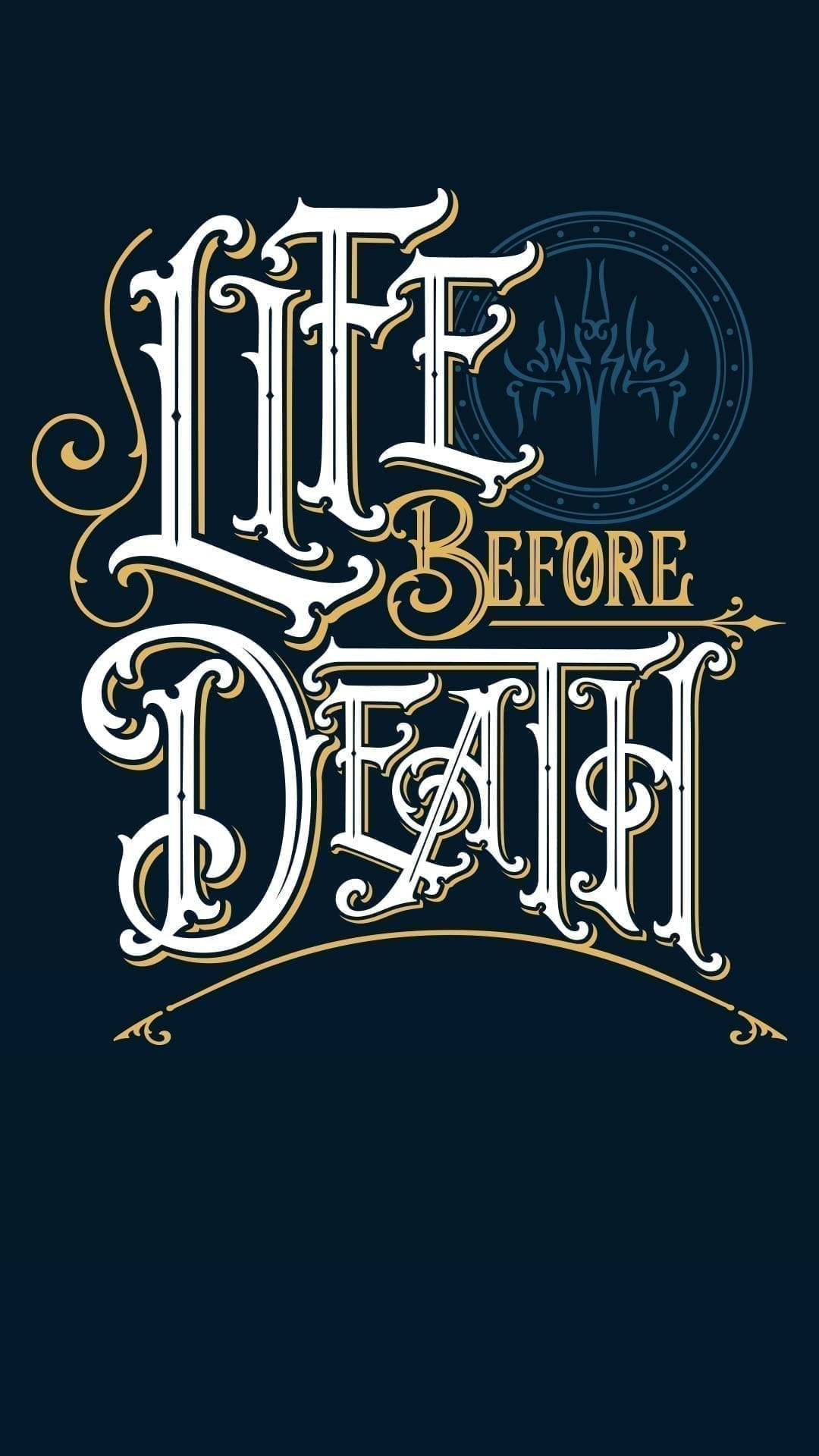 生命脆弱性的提醒 壁紙 — 優雅嘅白色同金色書法字體寫住 'Life Before Death'，背景係深海軍藍色，仲有個細緻嘅圓形徽章。