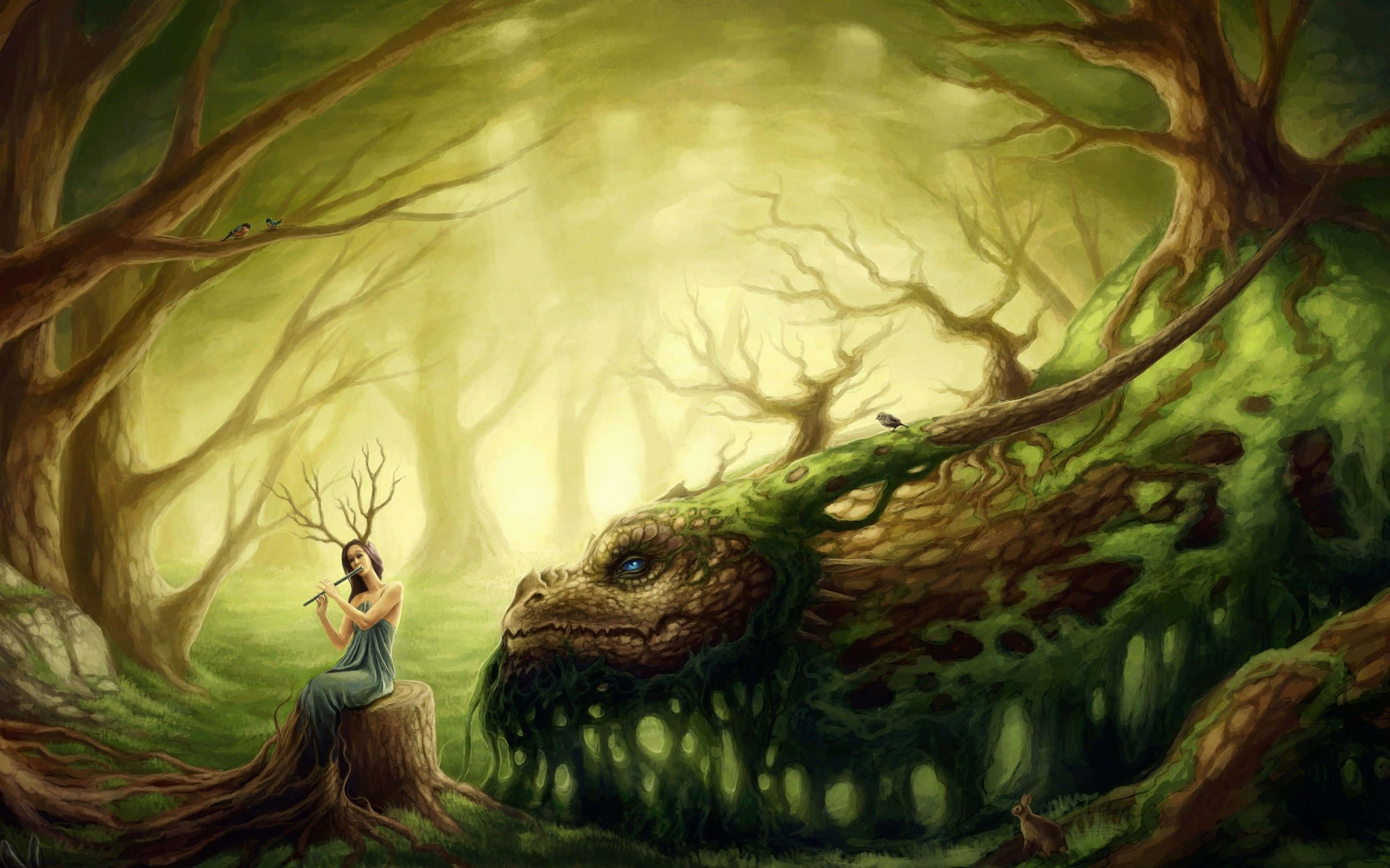 生機盎然的奇幻風景 壁紙 — 一位頭戴鹿角的寧靜女子坐在長滿苔蘚的樹龍旁邊的樹樁上，身處發光的魔法森林中。