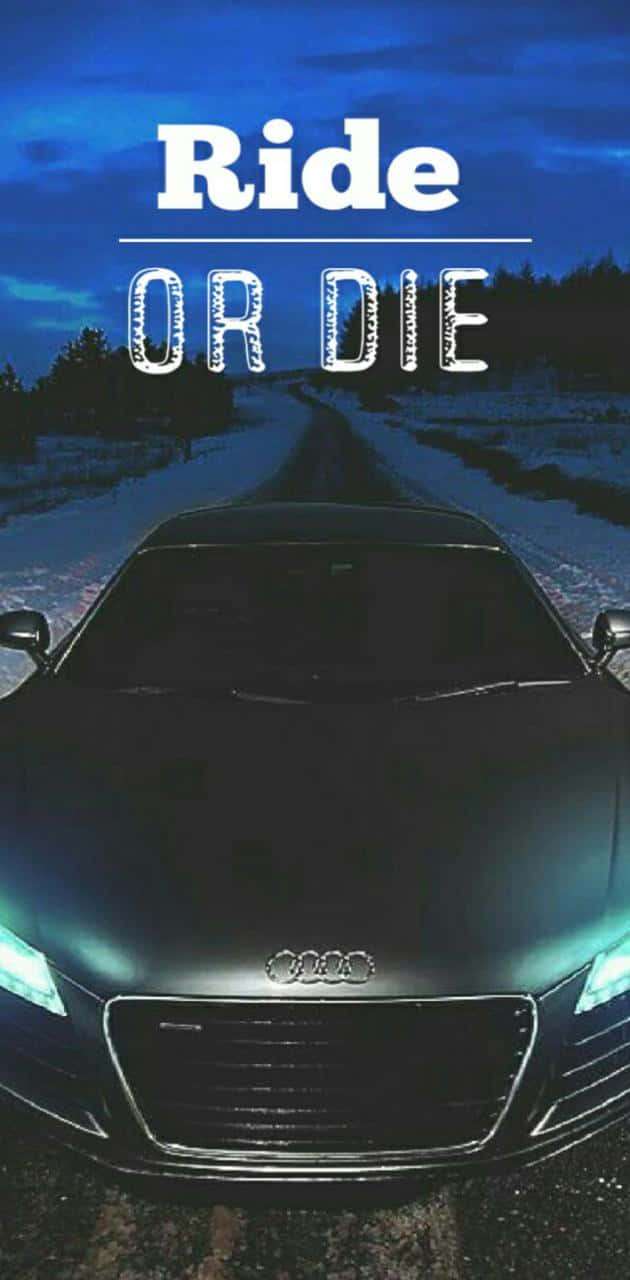 夜間雪地上的黑色奧迪與「Ride OR DIE」文字。
