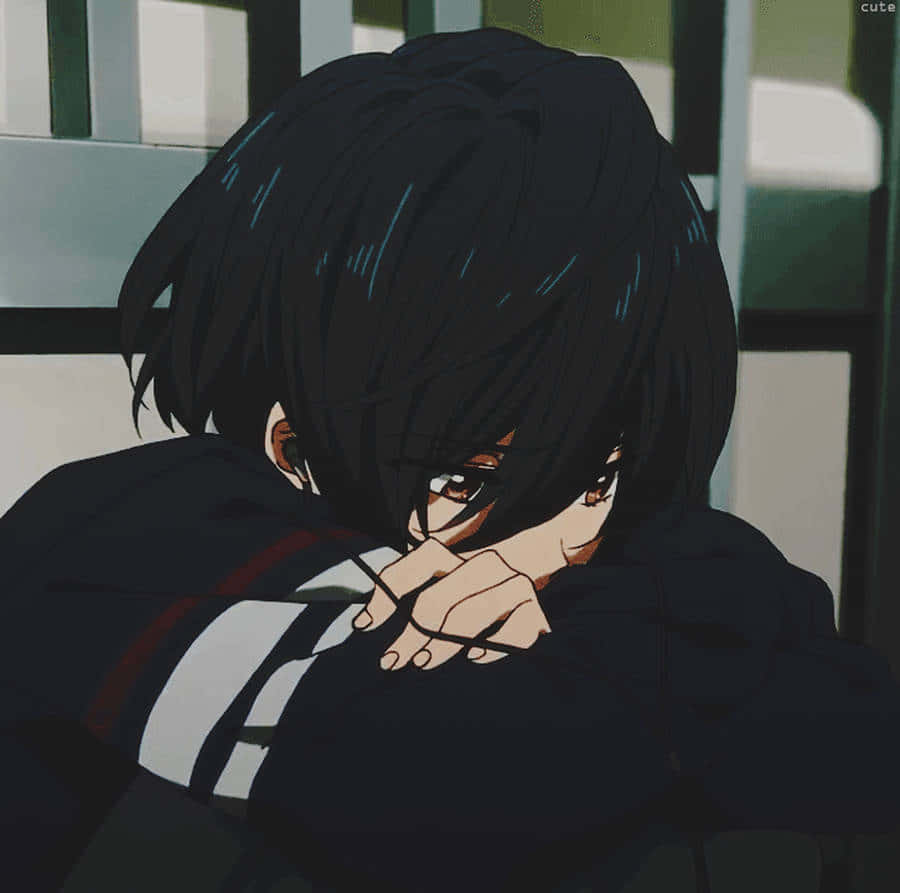 黑髮紅眼的動漫男孩穿著校服，將頭靠在手臂上。