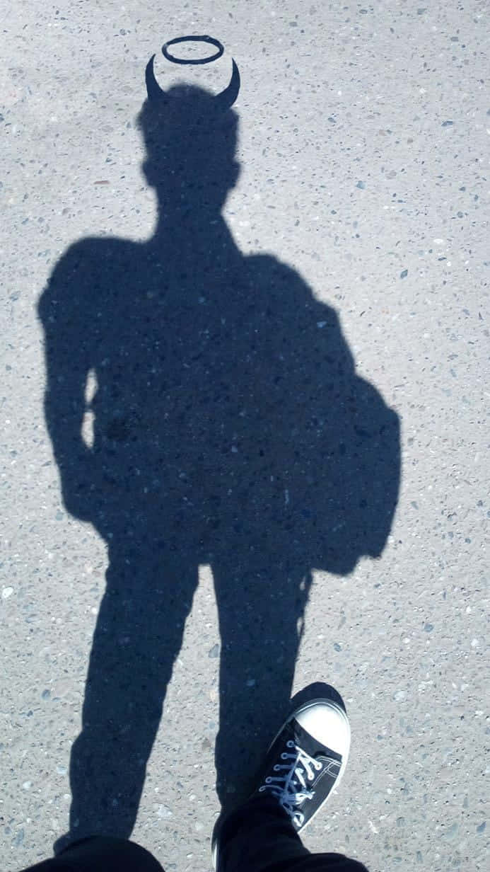 從上方俯瞰行人路上帶有光環和角的人影