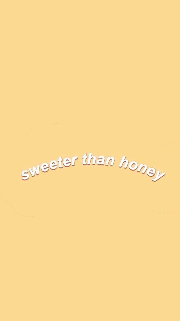 淡黃色背景上的白色Sweeter than honey文字。
