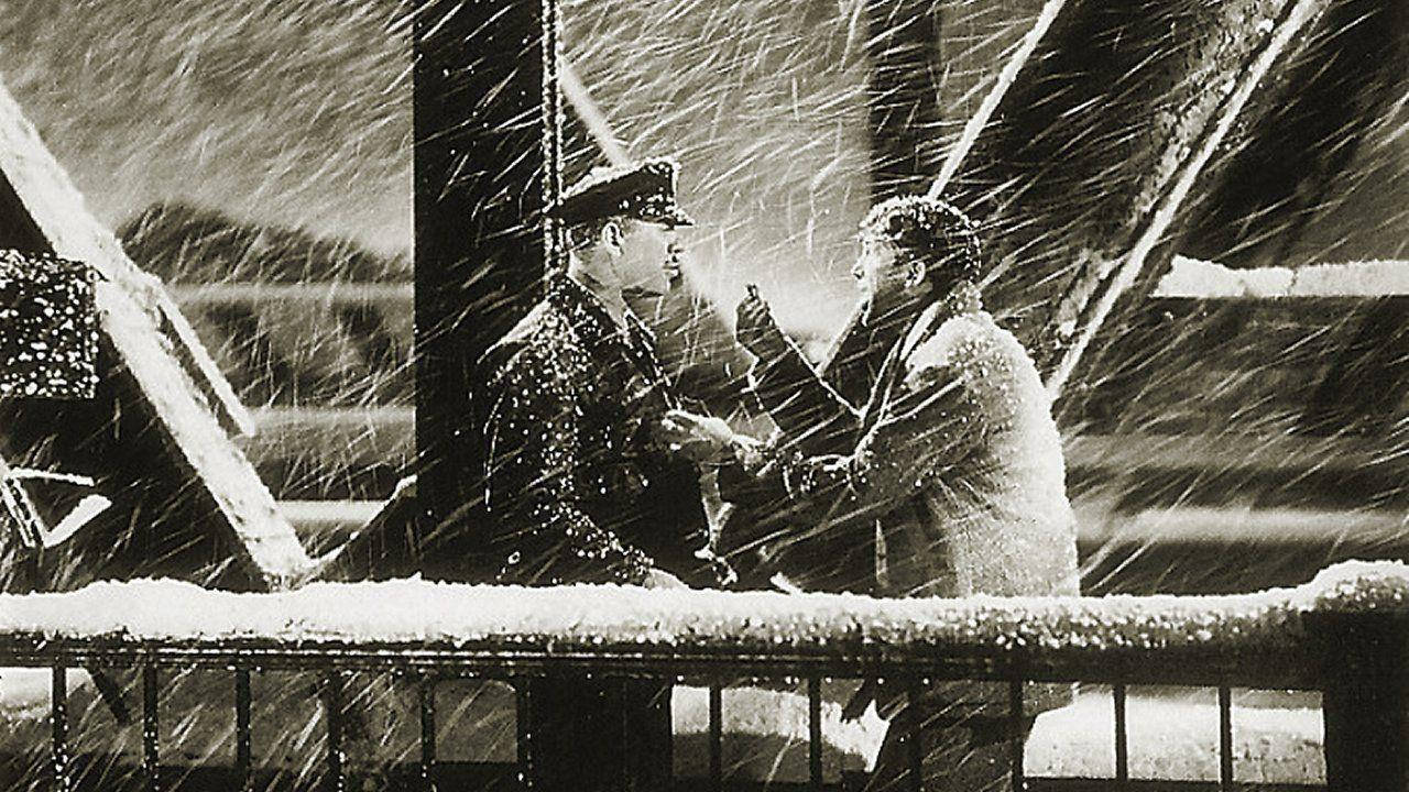 《生活多美好》經典場景 壁紙 — 兩名男子在暴風雪中於橋欄杆上擁抱，雪花在他們周圍旋轉，黑白照片。