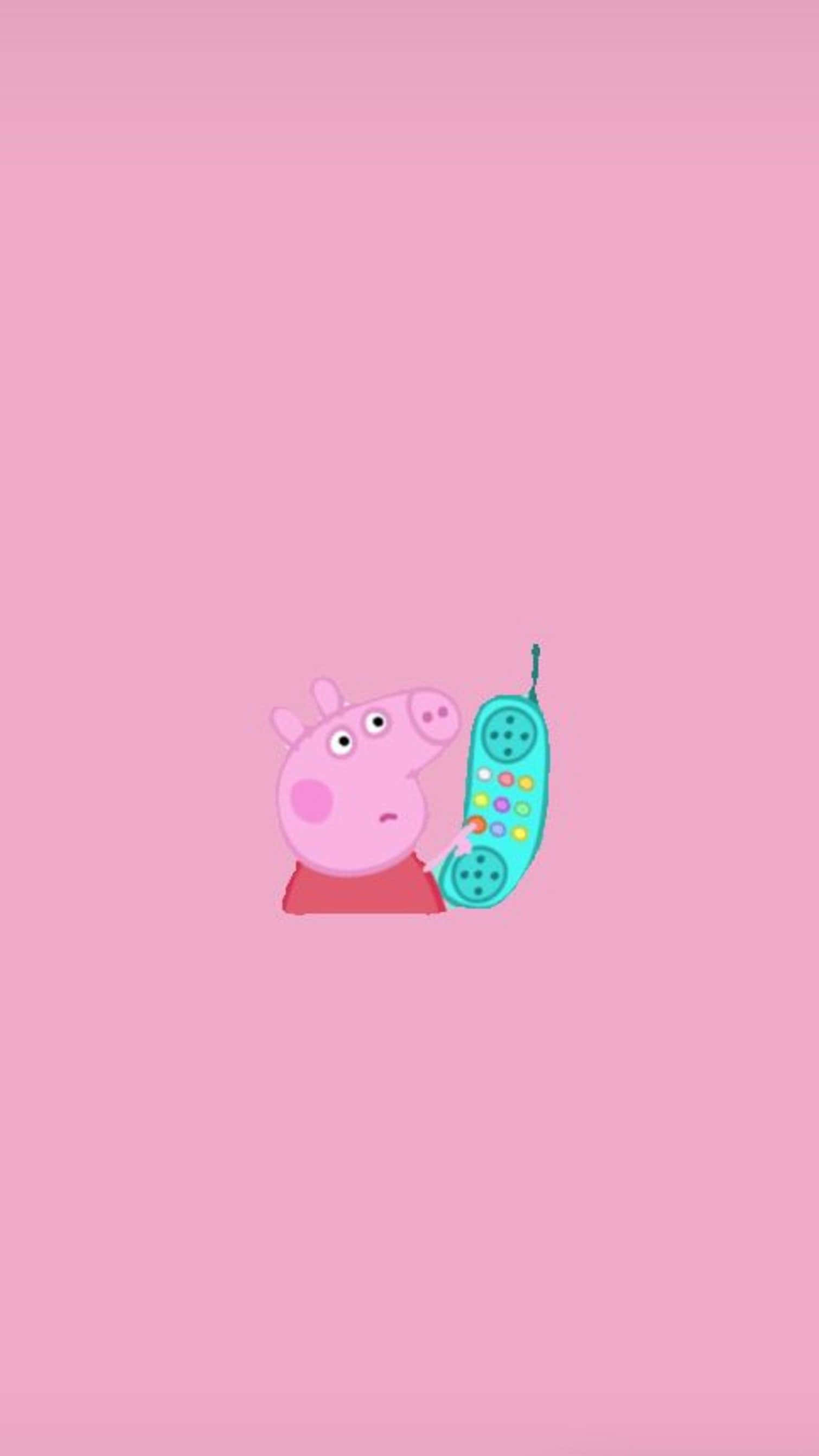 Peppa Pig 在粉色背景上拿著一個色彩繽紛的玩具電話。