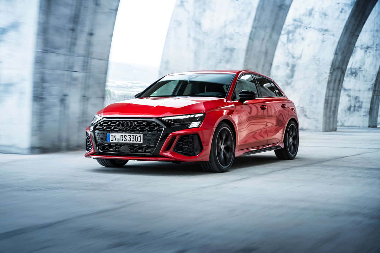 生活方式奧迪A7 Sportback 3.0 TDI 銀河藍金屬漆 壁紙 — 一輛鮮紅色的奧迪RS3 Sportback在混凝土隧道中飛馳，動態模糊強調了其動力和流線型設計。