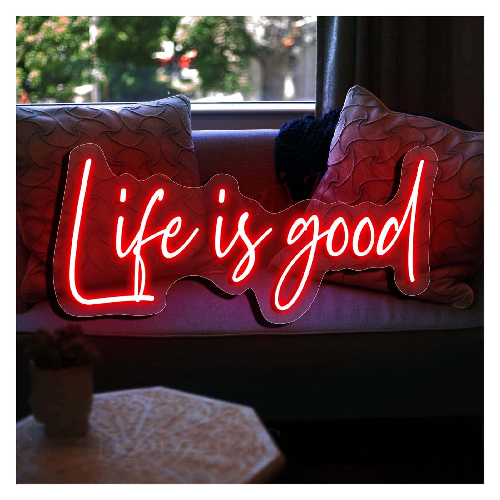 紅色霓虹燈牌寫著「Life is good」，在窗邊的梳化上。