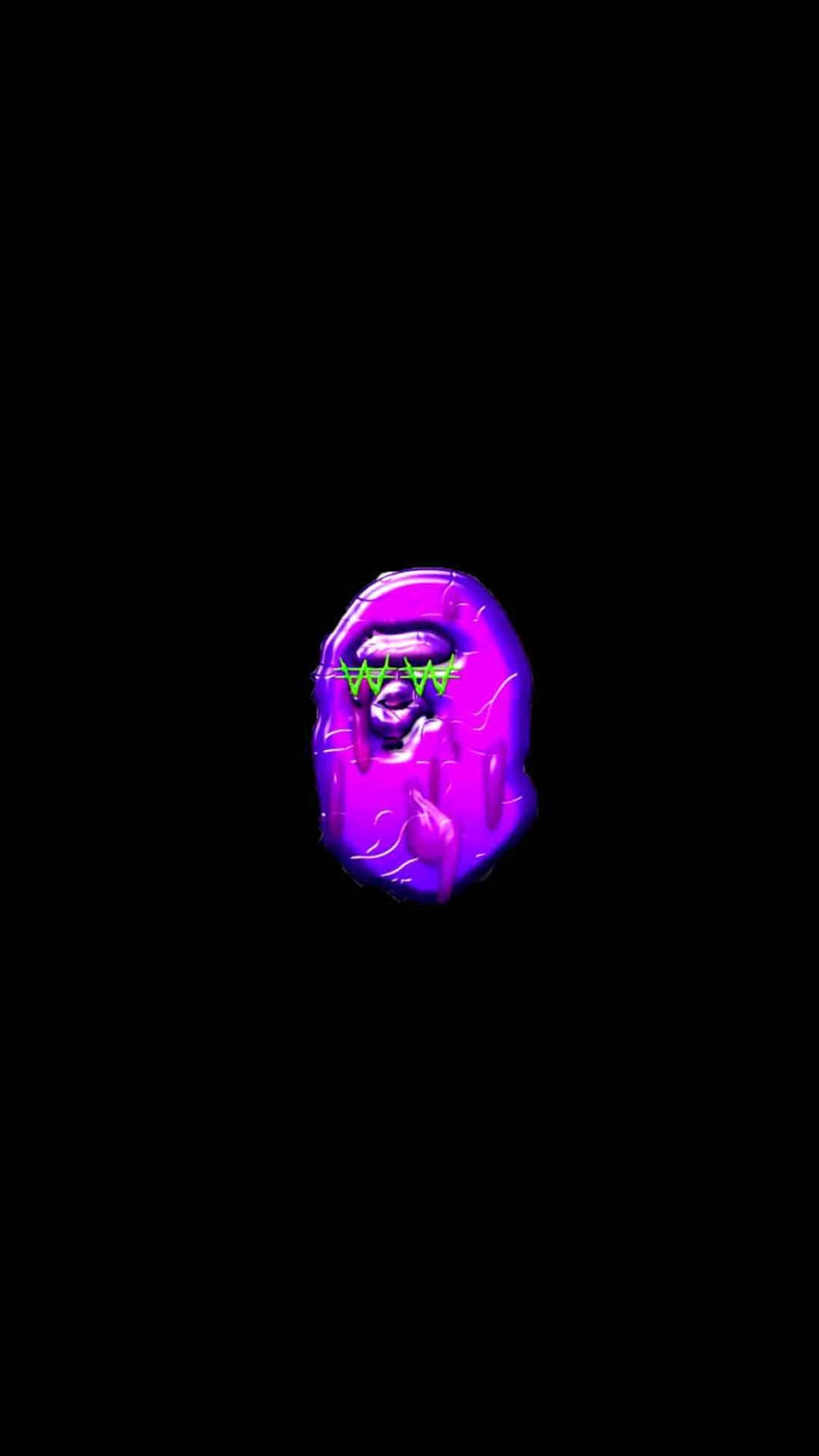 用 Bape iPhone 6 穿出你的獨特風格 壁紙 — 一個發光的紫色猿頭，帶有綠色鋸齒狀眼睛，在黑色虛空中脈動。