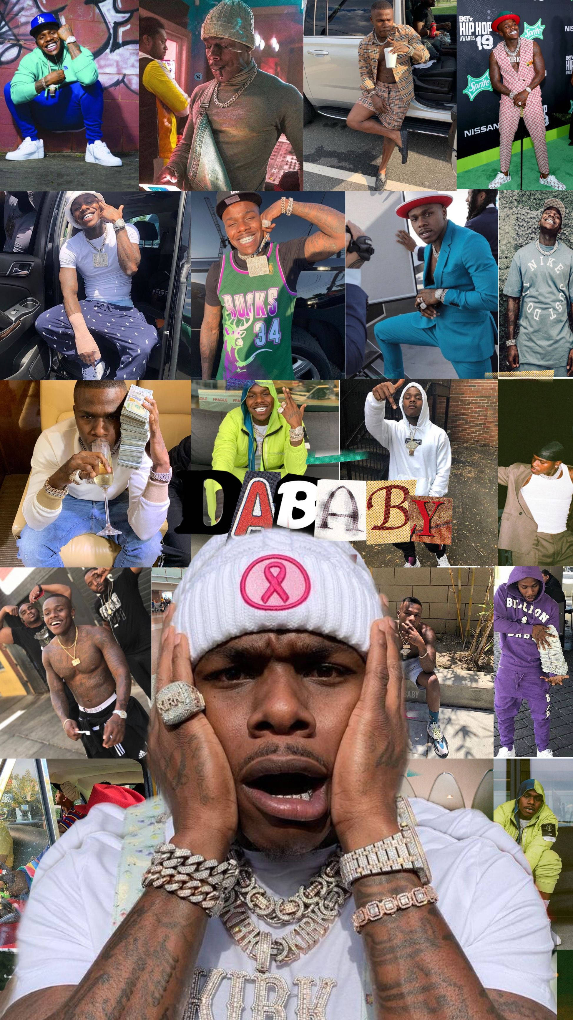 用 DaBaby 手機，從不漏掉任何節奏！ 壁紙 — 一張充滿活力的拼貼畫，說唱歌手DaBaby穿著各種色彩繽紛的服裝，在城市環境中自信地擺姿勢。