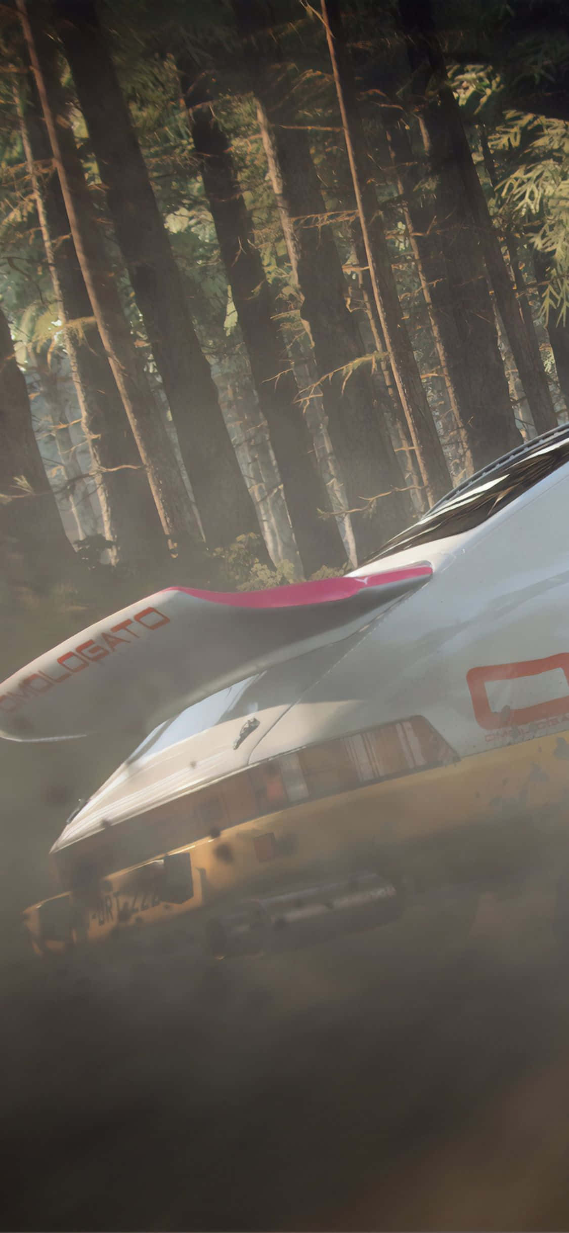 用 Dirt Rally 壁紙為 iPhone Xs 增添風格 壁紙 — 一輛白色和粉紅色的賽車在霧氣瀰漫的森林中疾馳，森林裡有高大的樹木和斑駁的陽光。
