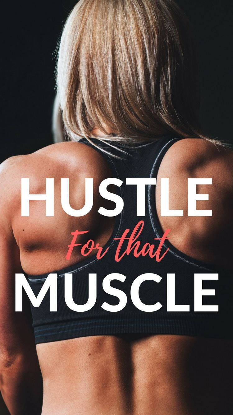 金髮女性穿著黑色運動內衣的緊實背部，帶有「HUSTLE For that MUSCLE」文字。