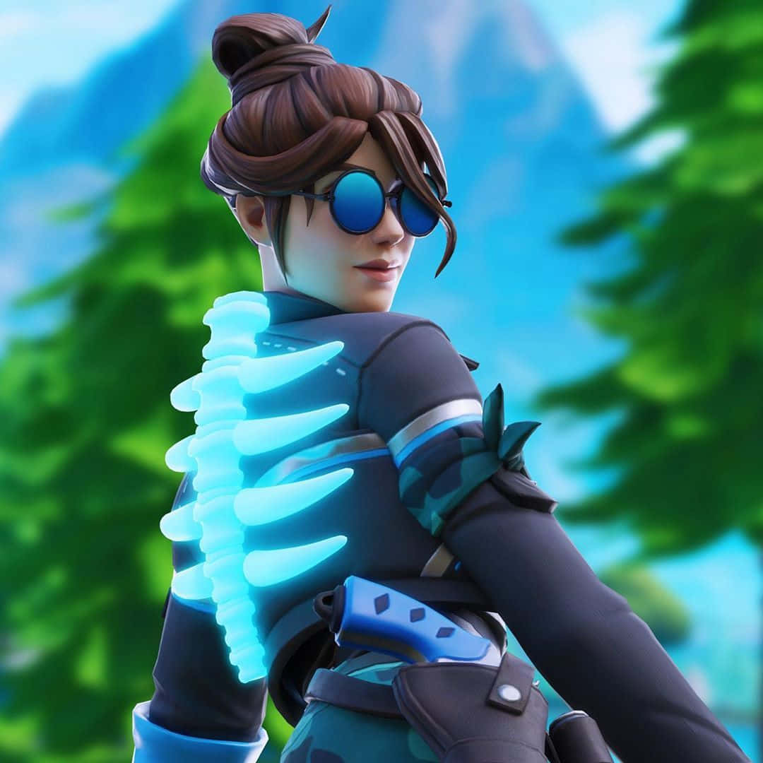 Fortnite角色，發光藍色脊椎和太陽眼鏡，在森林中。