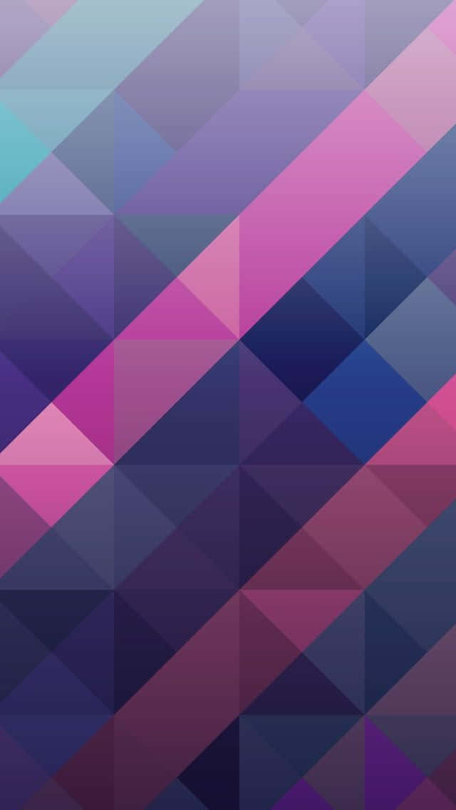 用 Geometric iPhone 激發創意 壁紙 — 充滿活力的幾何圖案牆紙，帶有紫色、粉紅色和藍色三角形的對角線條紋，營造出現代抽象圖案。