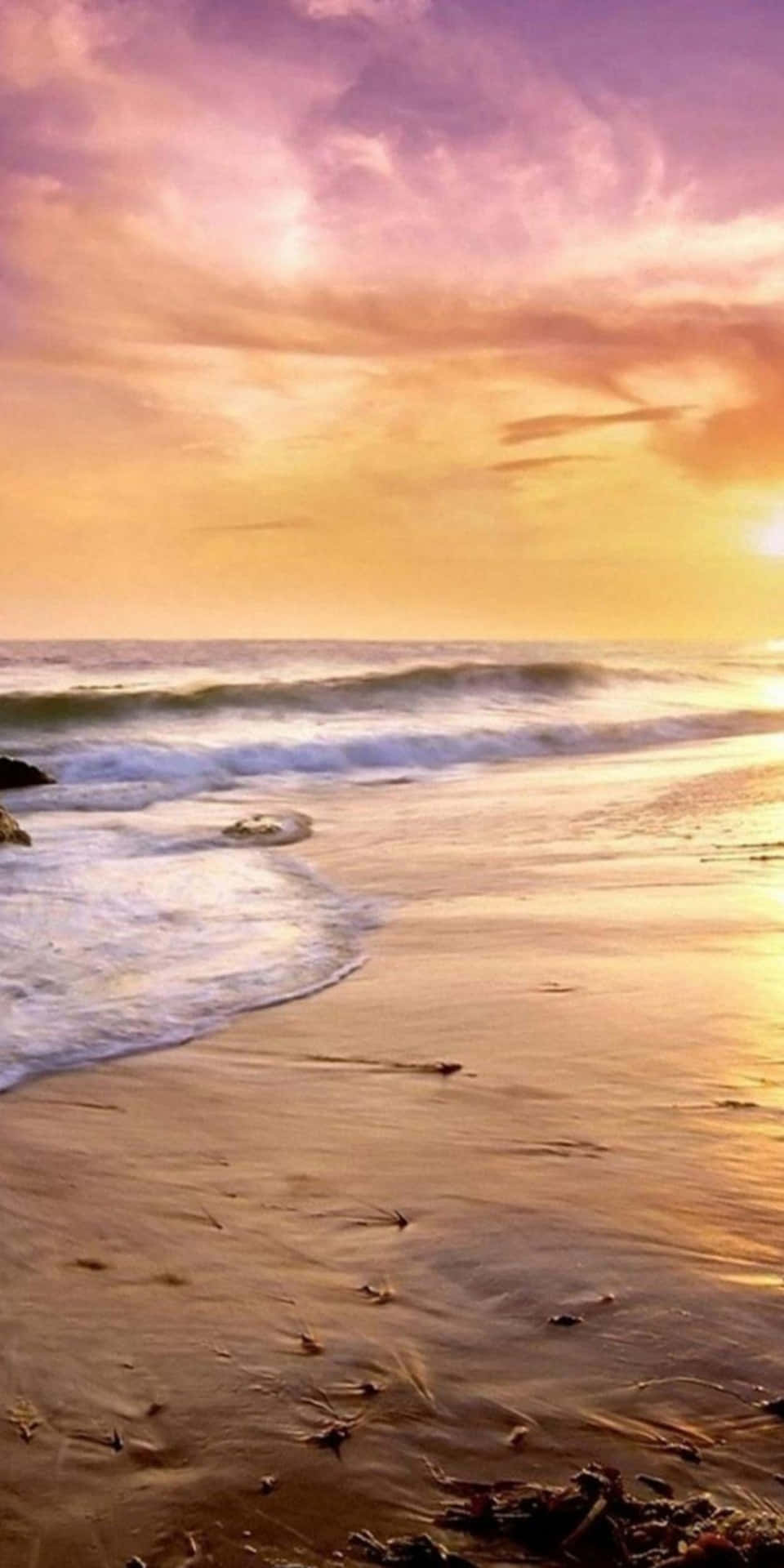 夕陽下的海洋，海浪沖刷沙灘
