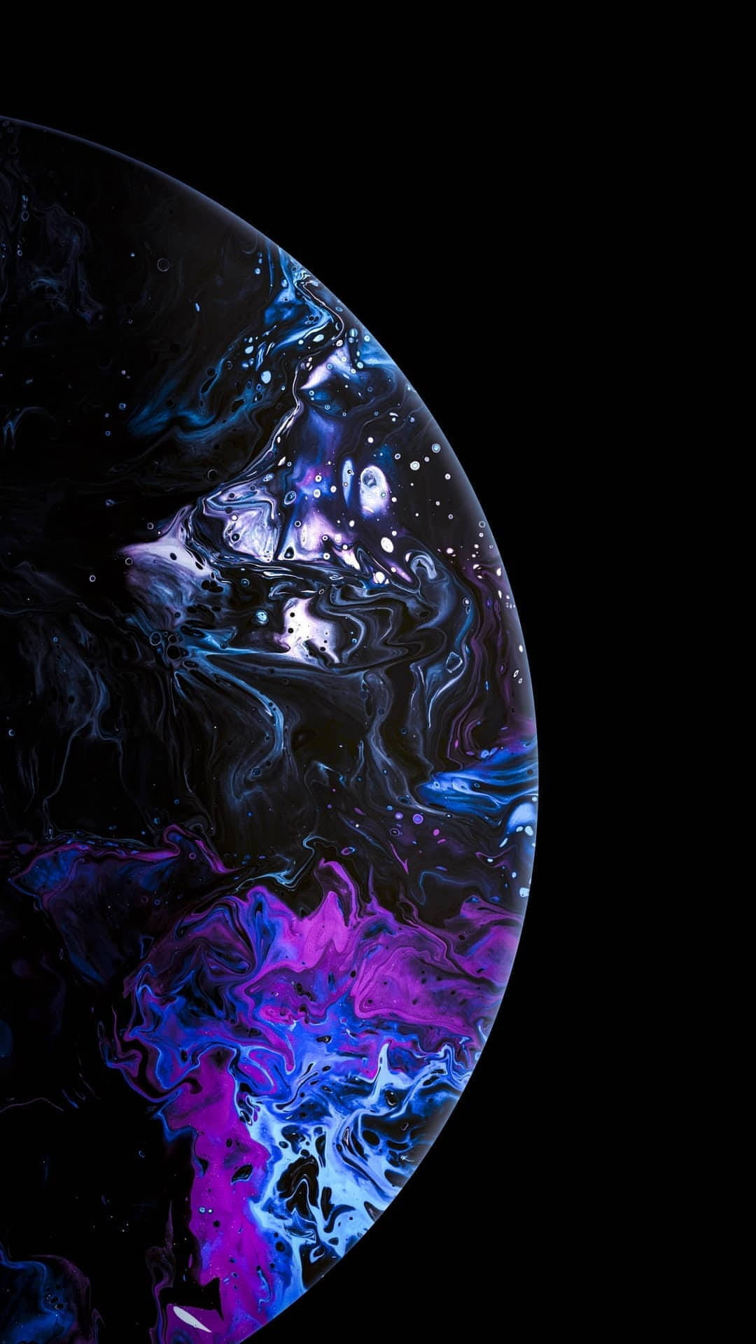 一個色彩繽紛的宇宙星雲在黑色背景的深空中旋轉。
