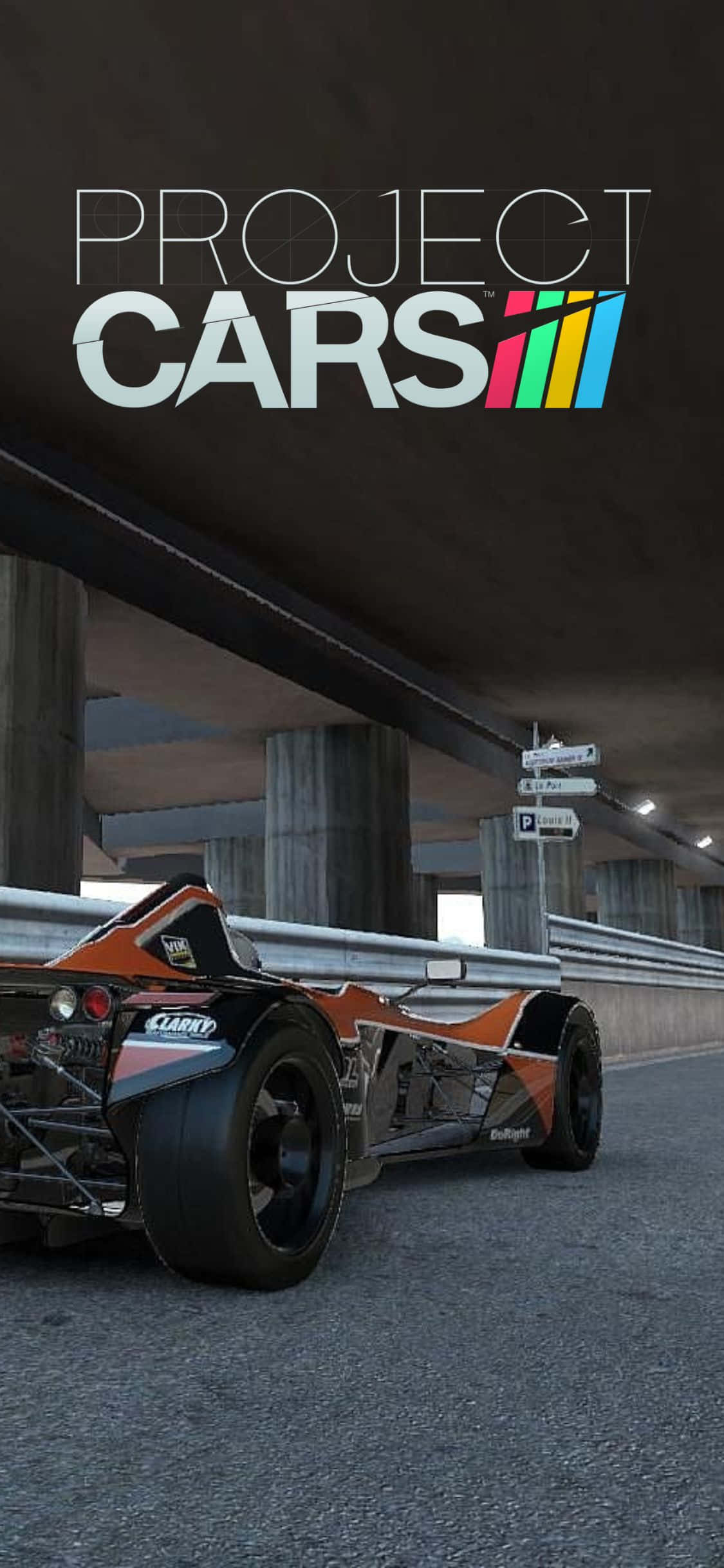 用 iPhone Xs Project Cars 壁紙，追蹤您的勝利之路 壁紙 — 一輛時尚的橙黑色賽車在電子遊戲場景中於混凝土天橋下飛馳。