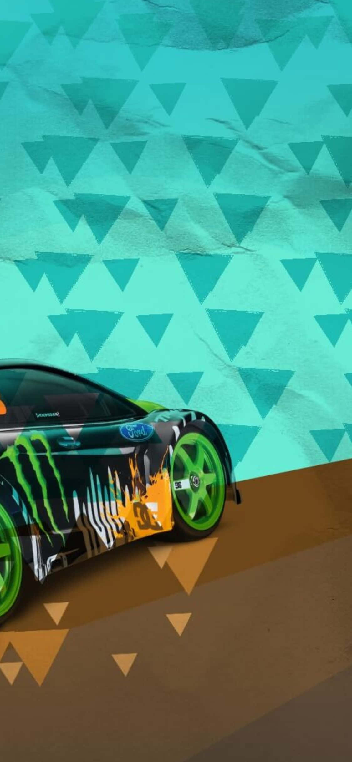 用 iPhone Xs 和 DiRT 3 將遊戲體驗提升至新境界 壁紙 — 一輛充滿活力的塗鴉賽車，綠色車輪，在幾何圖案背景（青綠色和棕色三角形）上飛馳。