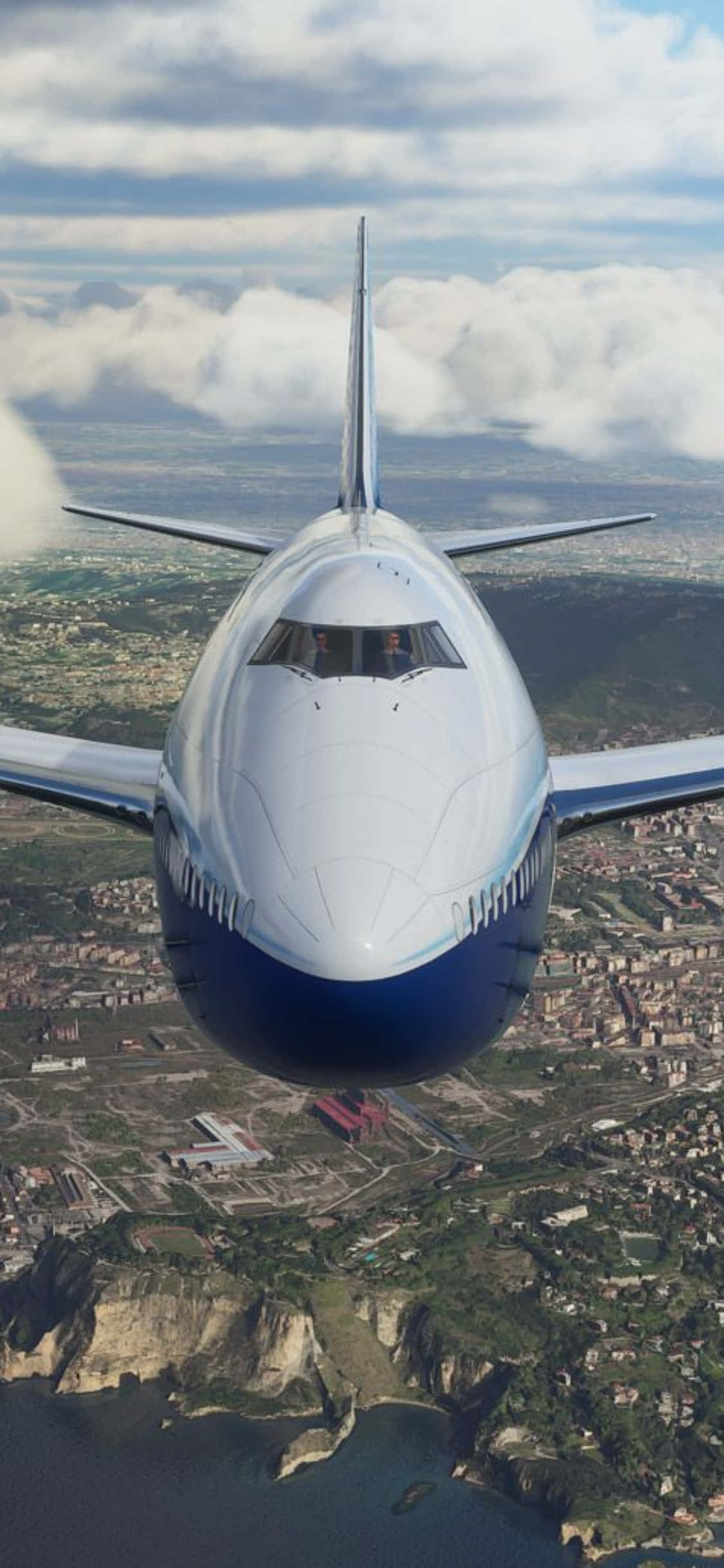 用 iPhone XS 和 Microsoft Flight Simulator 將您對天空的熱愛推向新高度 壁紙 — 一架白色和藍色的客機飛過一個有懸崖和雲層的海岸城市上空。