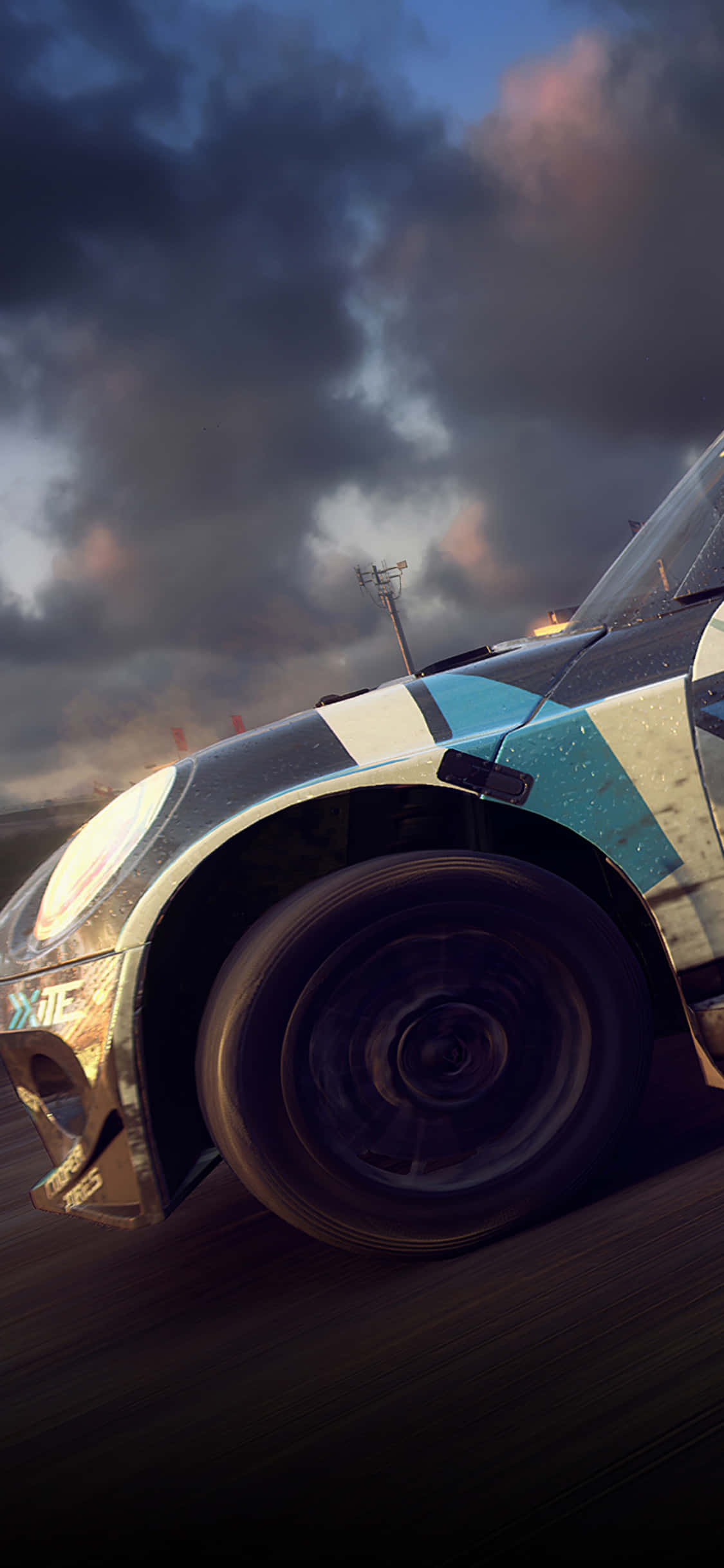 用 iPhone Xs 挑戰 Dirt Rally 的刺激 壁紙 — 一輛復古拉力賽車在暴風雨黃昏中疾馳，伴隨著戲劇性的雲層和動態模糊效果。