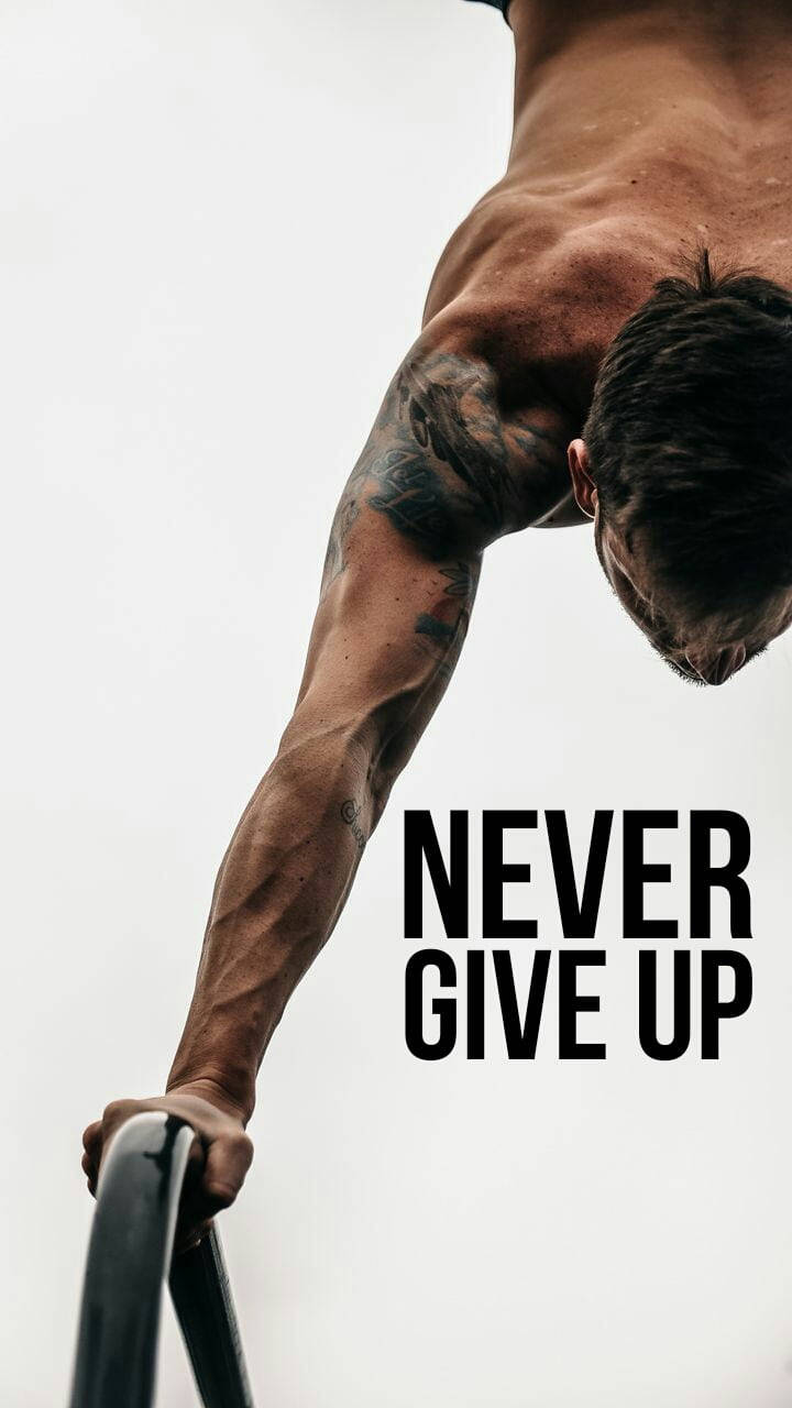 一個有紋身的肌肉男做引體上升，並有文字 never give up。