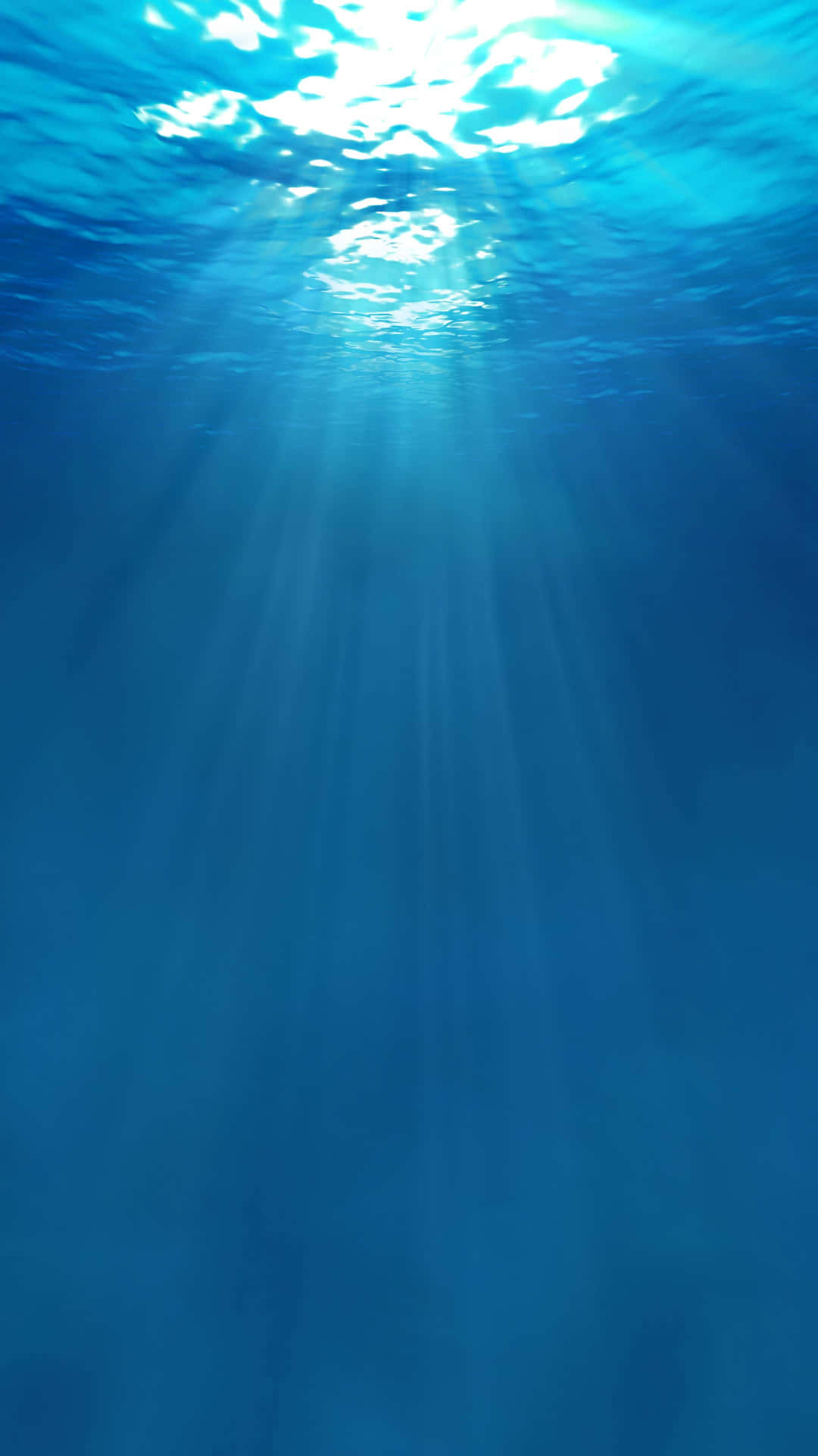 陽光穿過海面照射到深藍色海水中。