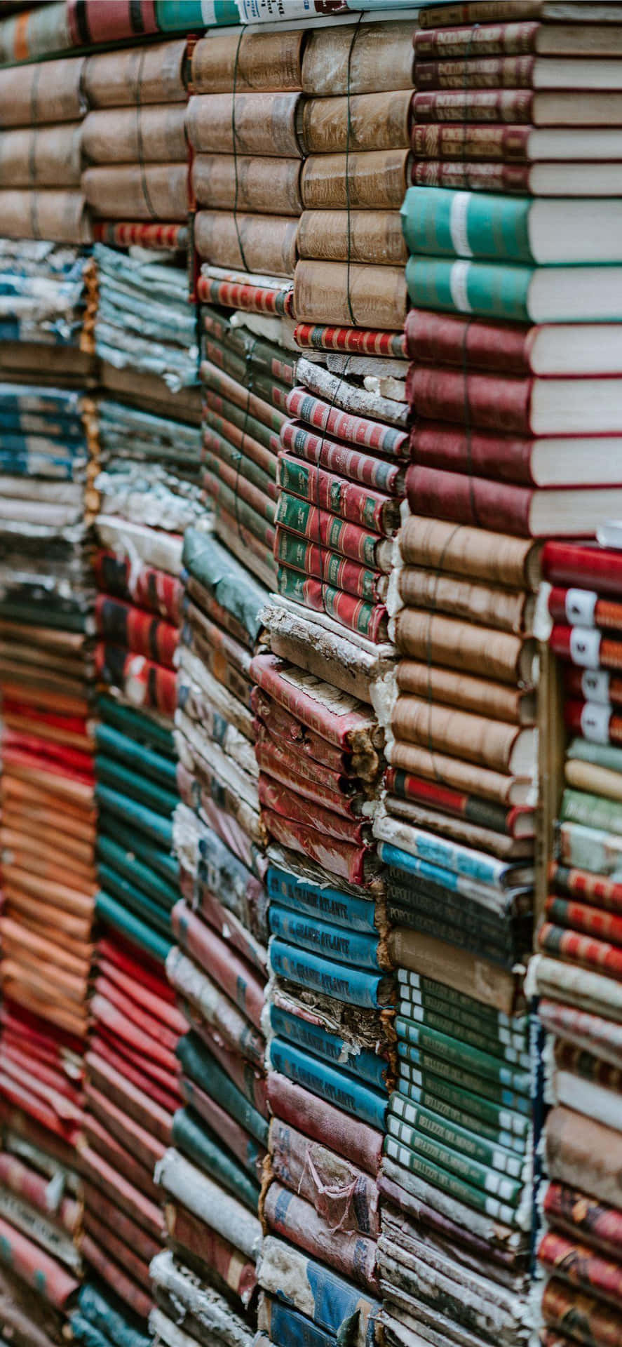 高高的復古書堆，彩色磨損的書脊。