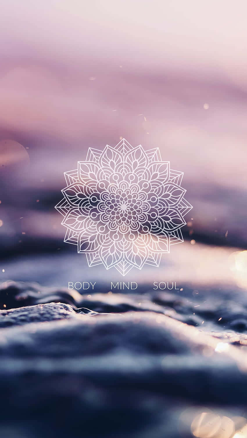 白色曼陀羅，在平靜的暮色海洋上方帶有body mind soul文字