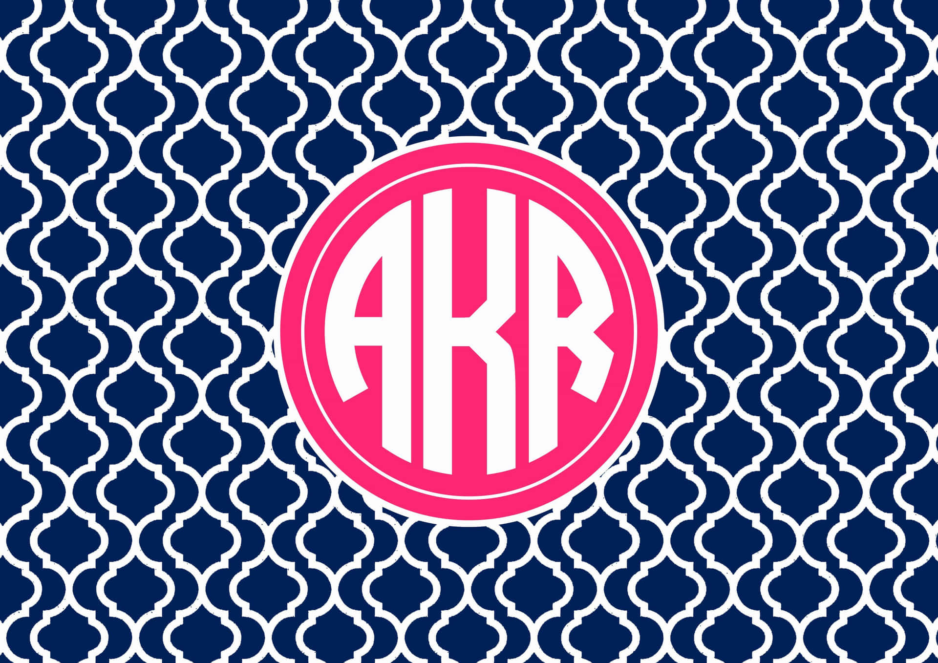 粉紅色圓形字母組合，白色字母AKR，位於海軍藍四葉草圖案背景上。