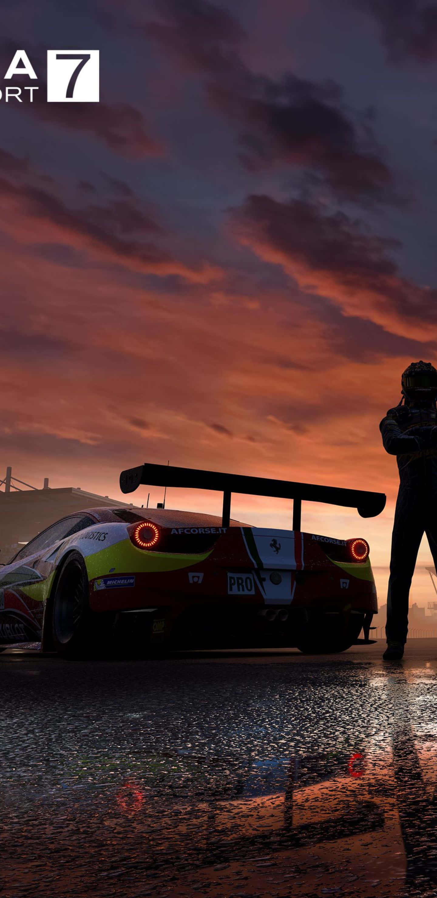 用 Pixel 3XL 和 Forza Motorsport 7 體驗速度與腎上腺素 壁紙 — 一架賽車和車手剪影站在濕滑的賽道上，背景是火燒般的夕陽天空和戲劇性的雲層。