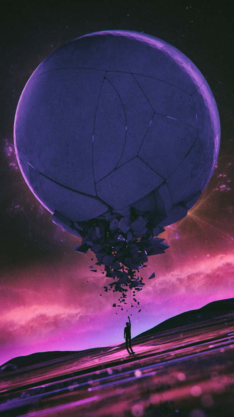 一個人站在紫色星球上，看著一個巨大的裂開球體在他們上方碎裂成碎片。