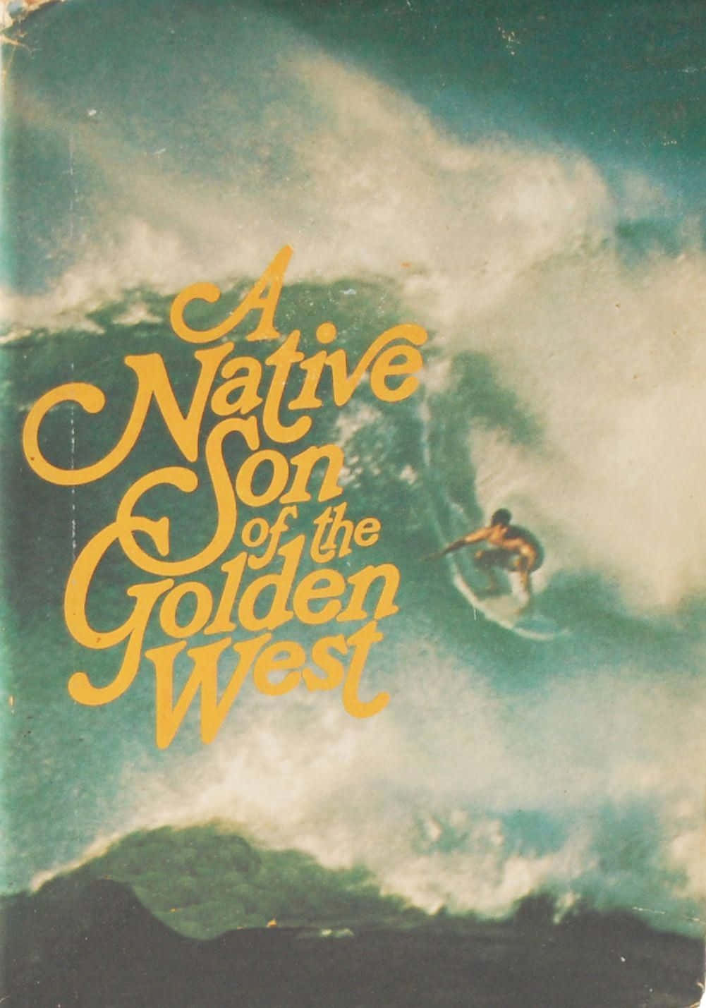 用 VINTAGE SURF 捕捉海浪的精彩 壁紙 — 一名衝浪者在多雲的天空下，騎著高聳的綠松石色波浪，下方有粗體黃色草書文字寫著「A Native Son of the Golden West」.