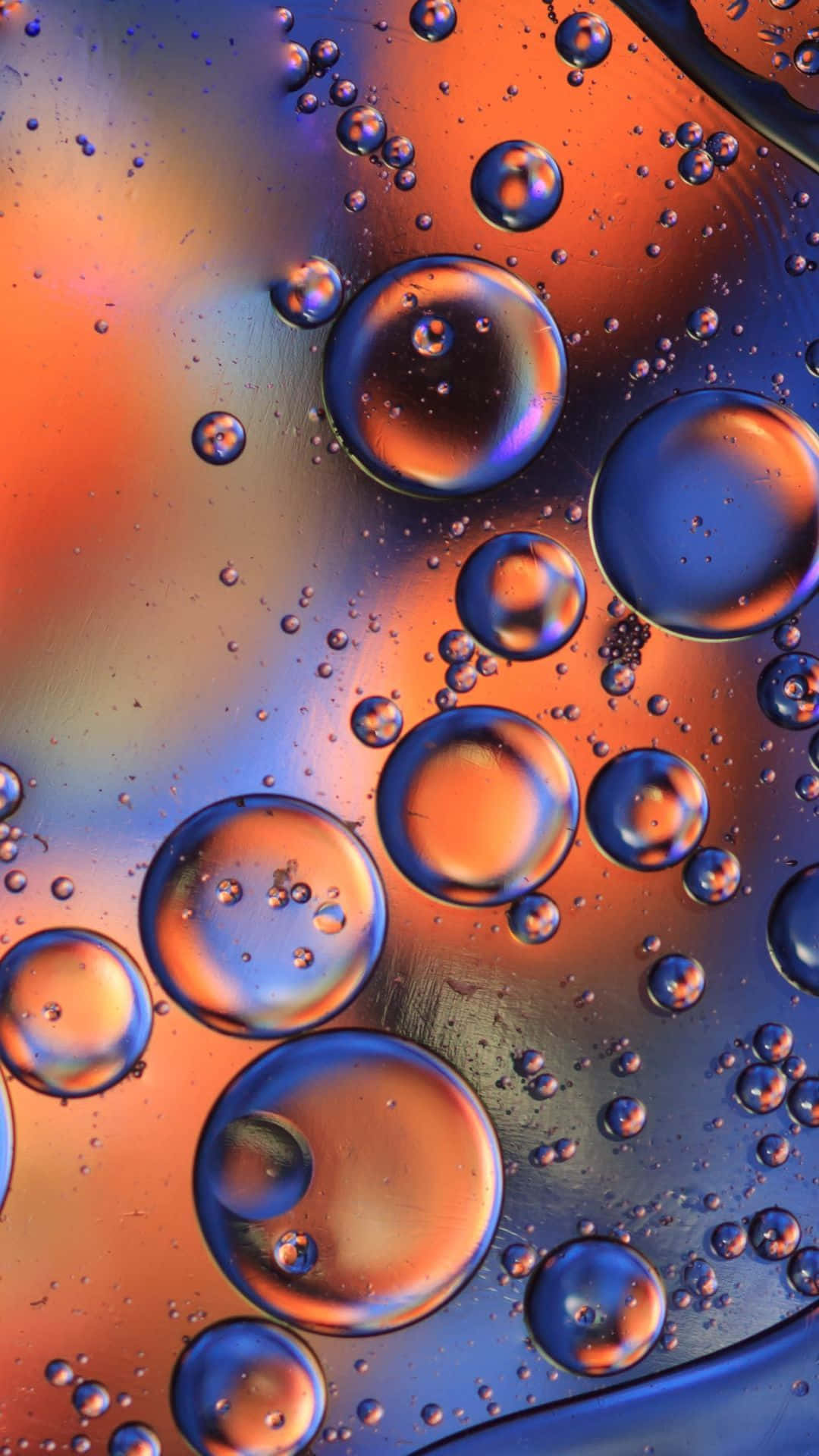 水面漂浮的彩色油泡的抽象特寫。