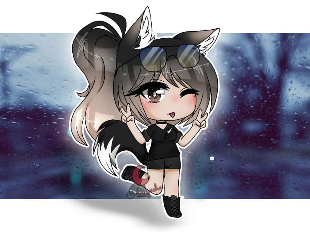 有狐狸耳朵和尾巴的Q版動漫女孩在夜晚的雨窗旁擺姿勢。