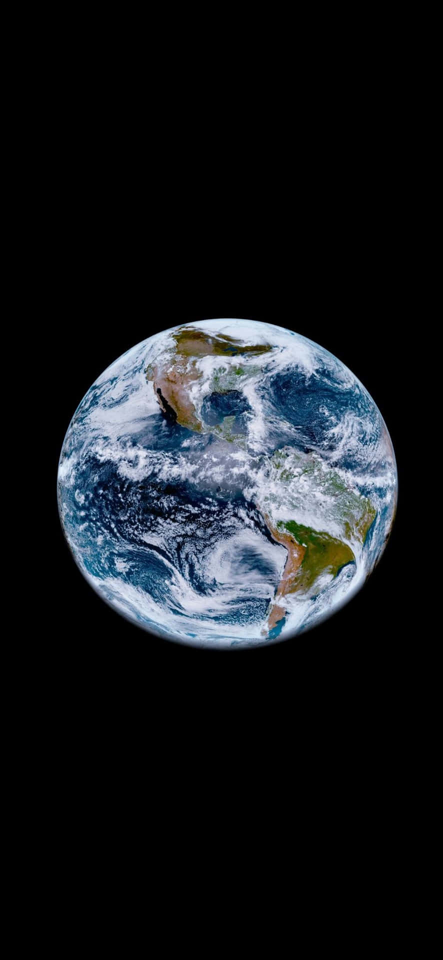 從太空觀看地球，海洋、大陸和雲朵在太空的黑暗中清晰可見。