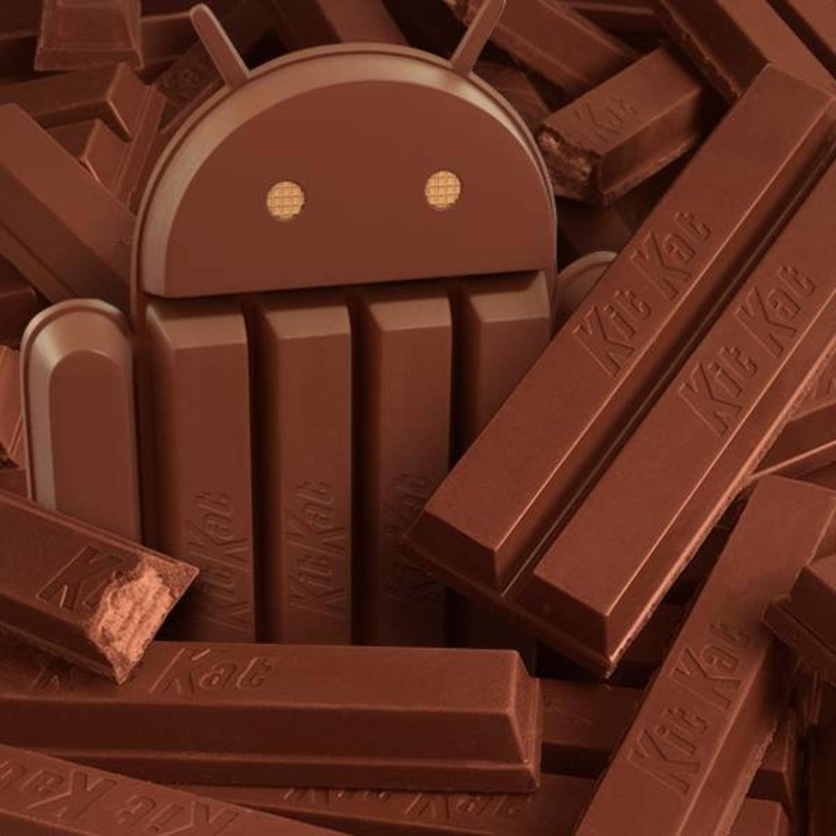 Android Kit Kat 壁紙 — 用KitKat朱古力棒製成的朱古力Android吉祥物，周圍散落著破碎的朱古力塊。