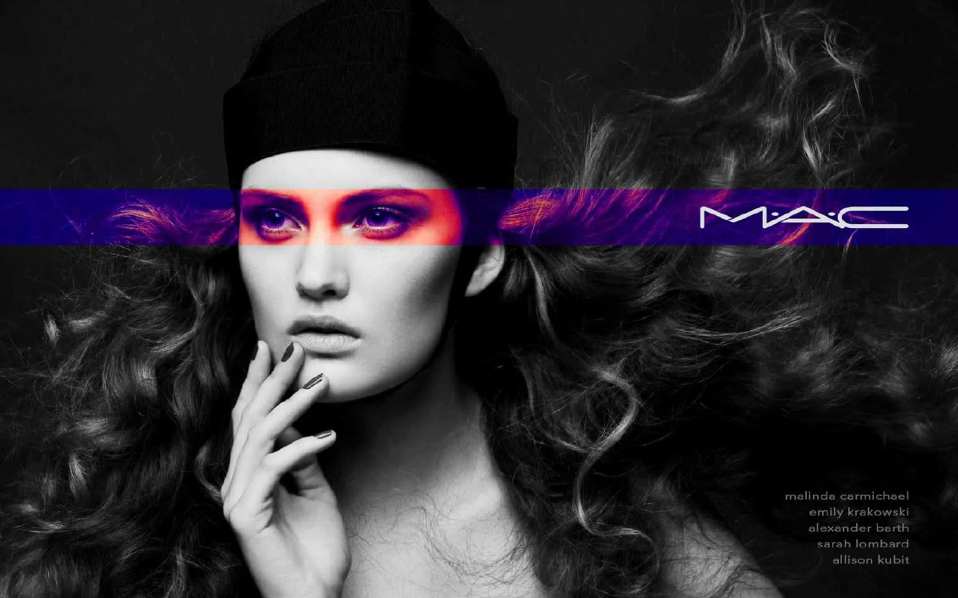 女性，帶有戲劇性化妝和帶有MAC標誌的紫色發光條紋。