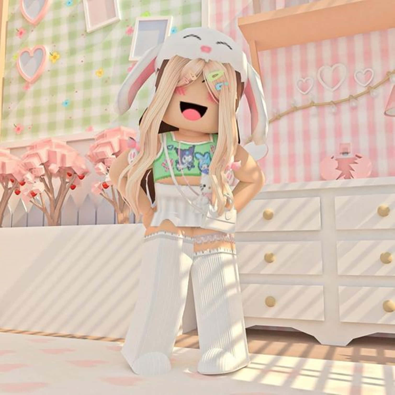 一個微笑嘅Roblox頭像，戴住兔仔帽，喺一間粉紅色同綠色裝飾嘅房入面。