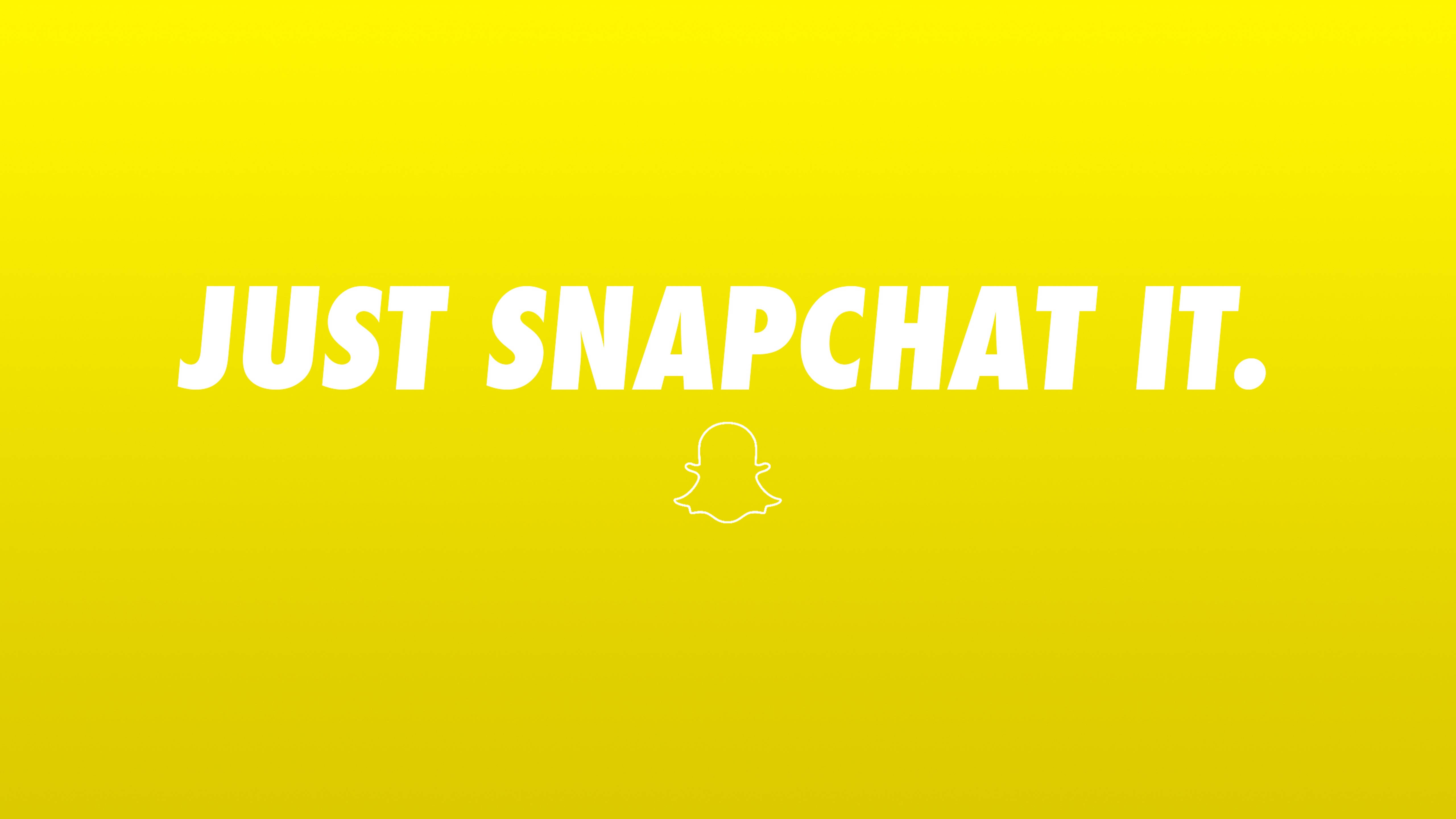 用Snapchat捕捉生活瞬間 壁紙 — 粗體白色文字寫著 just snapchat it，背景是充滿活力的黃色漸變，下方有一個小鬼魂標誌。