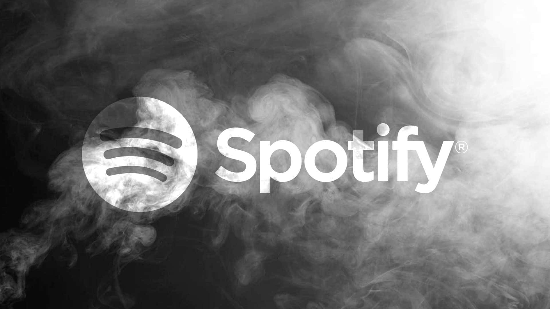 用Spotify享受你最愛的音樂 壁紙 — Spotify 標誌從旋轉的煙霧中浮現，呈現單色構圖，對比強烈，動感空靈。