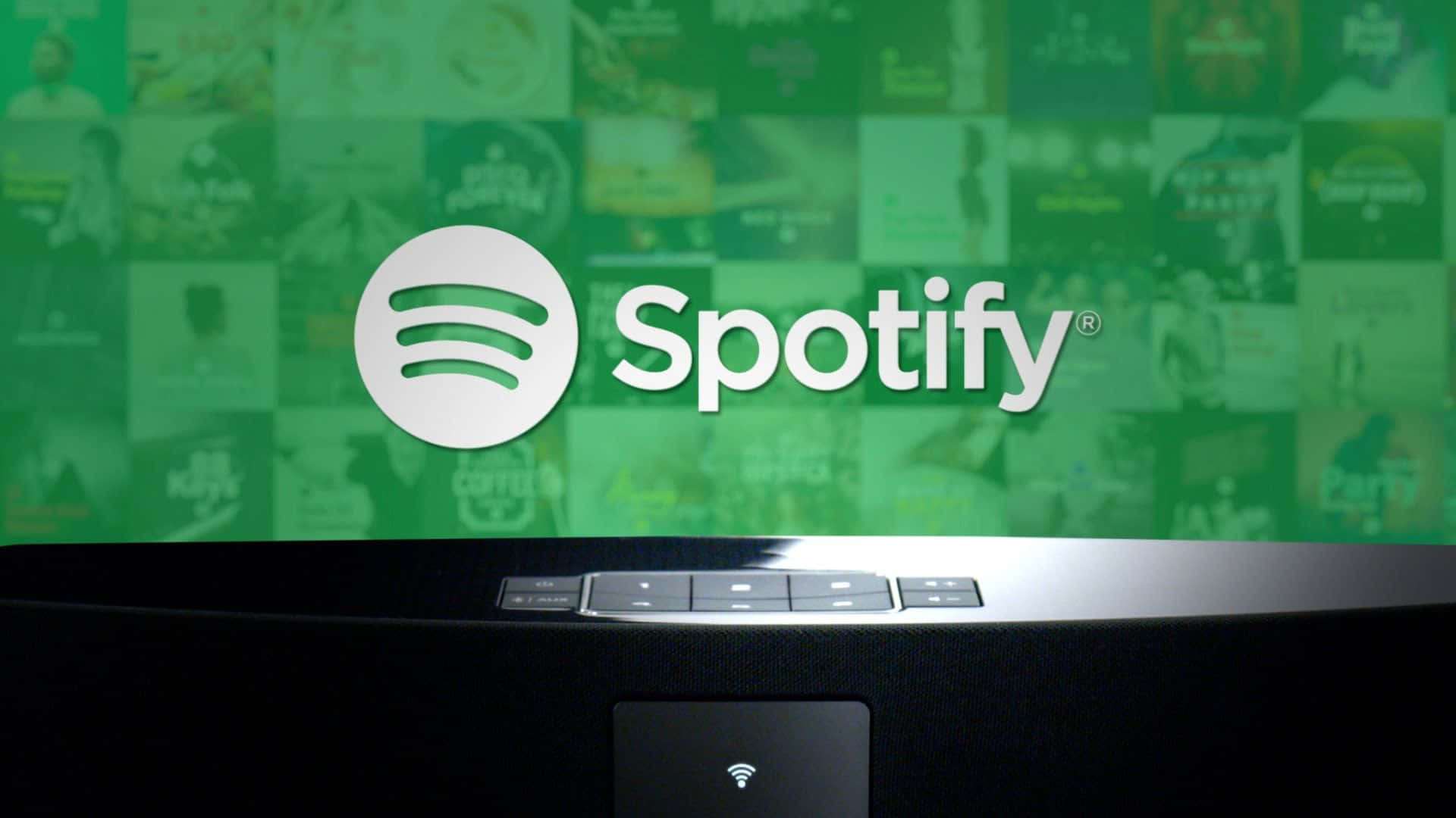 用Spotify感受每一拍你最愛的音樂 壁紙 — 時尚黑色soundbar在充滿活力的綠色專輯封面馬賽克背景上顯示Spotify標誌。