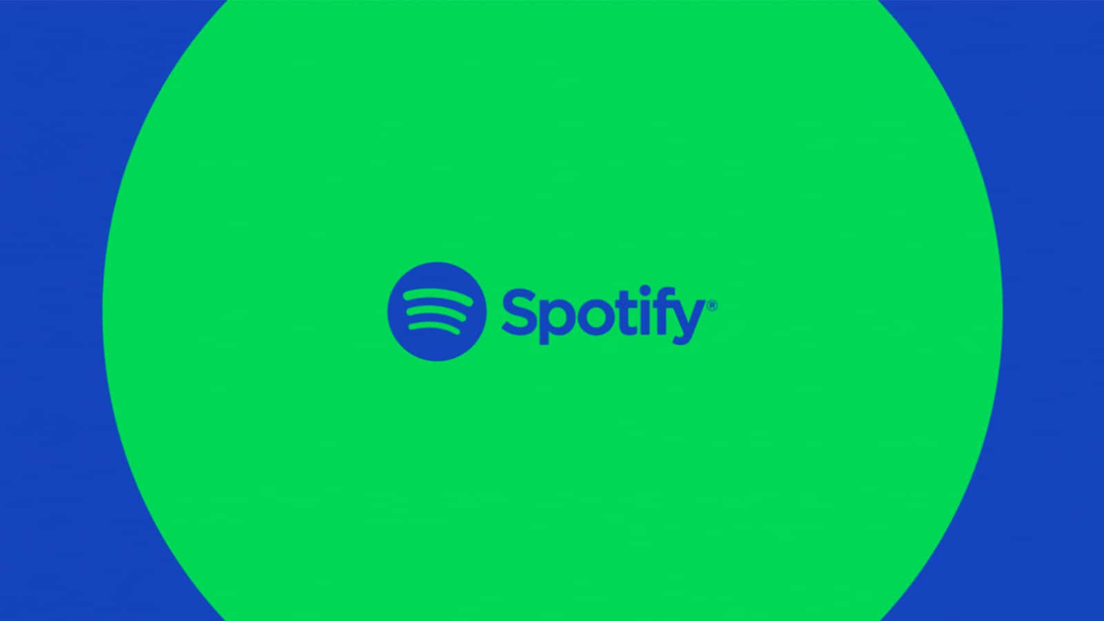 用Spotify隨時隨地聆聽音樂 壁紙 — Spotify 標誌居中在鮮綠色圓圈內，背景為大膽的藍色。