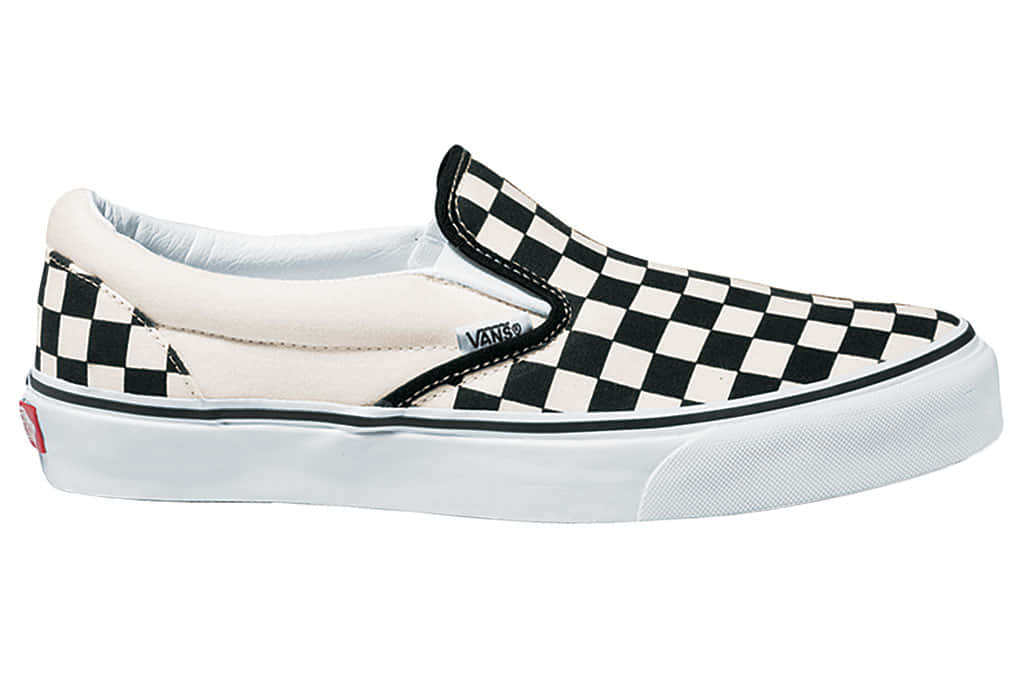 白色背景上的黑白格紋Vans slip-on運動鞋