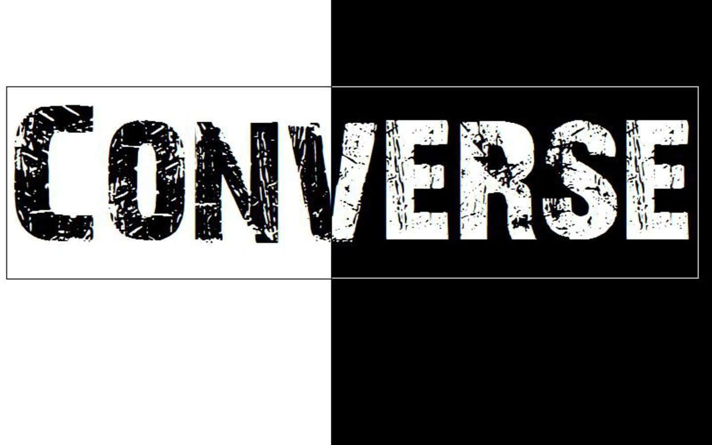 用你的風格發聲 壁紙 — 大膽的破損CONVERSE標誌，橫跨黑色和白色背景，形成強烈對比和粗糙質感。