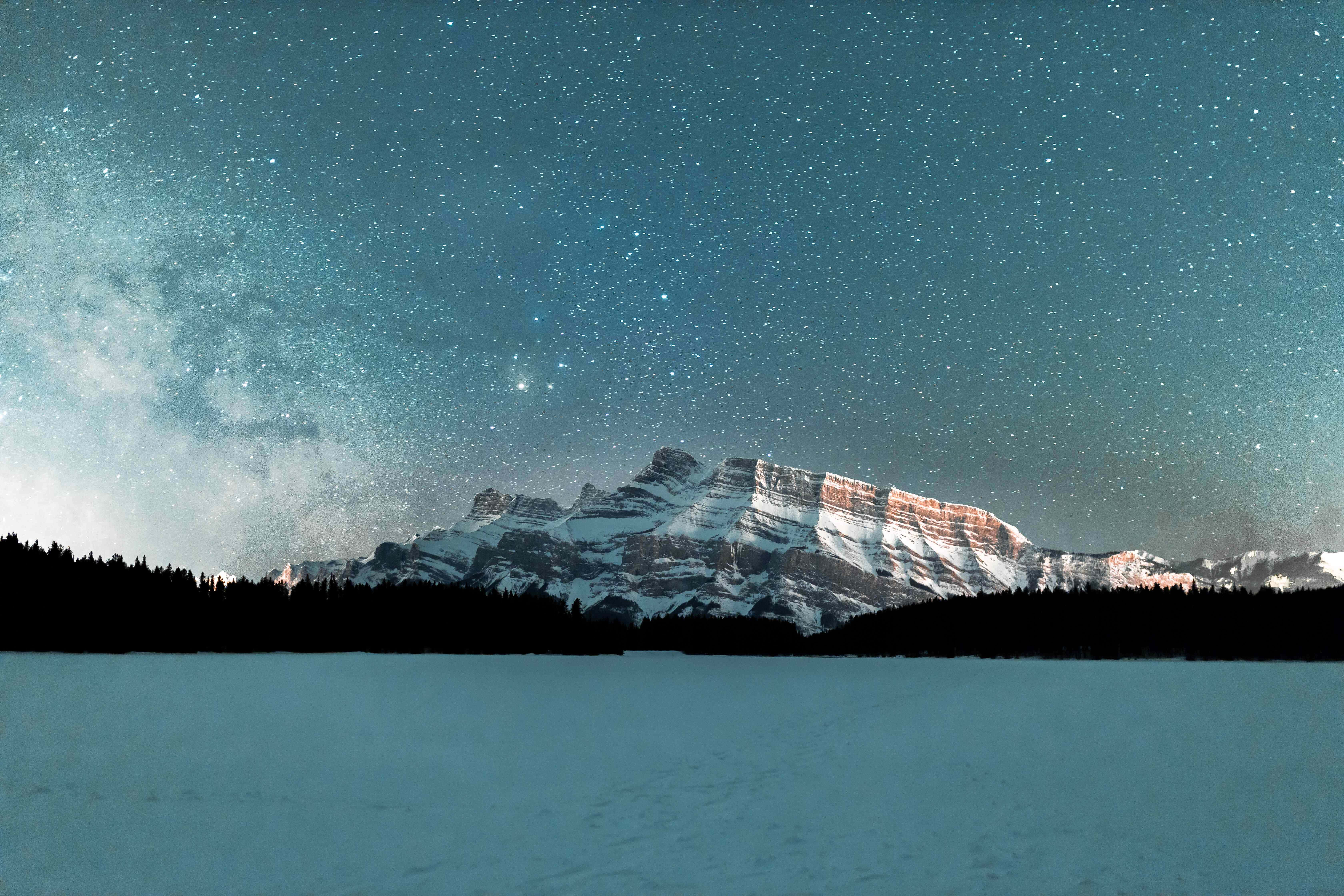 用免費背景發揮創意 壁紙 — 白雪覆蓋的山脈，星空下銀河拱起。