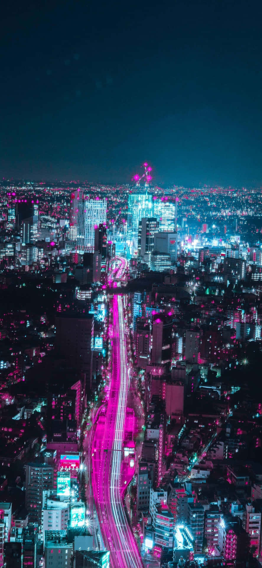 未來城市夜景，建築物和道路上閃爍著粉紅和藍色霓虹燈。