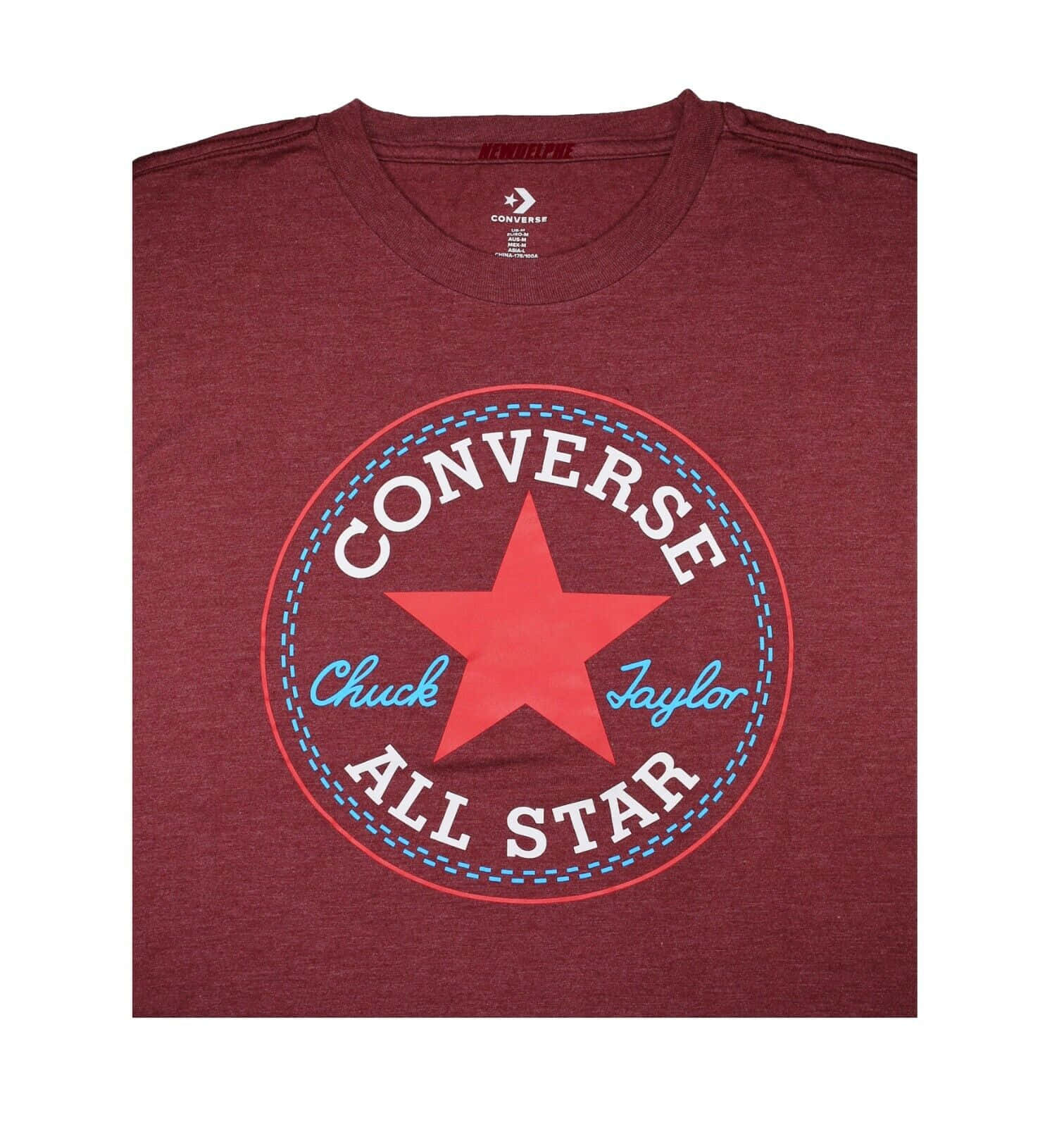 用匡威展現你的酷感 壁紙 — 一件栗色混色 Converse Chuck Taylor All Star T恤，胸前中央有鮮明的紅色星星和白色藍色縫線標誌。