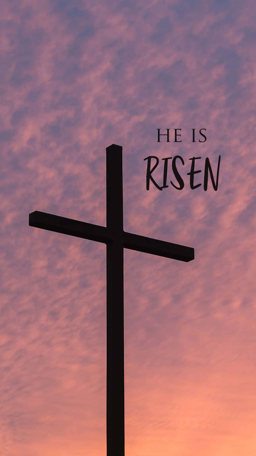 一個十字架剪影在粉紅色和橙色的日落背景下，旁邊有「HE IS RISEN」的文字。